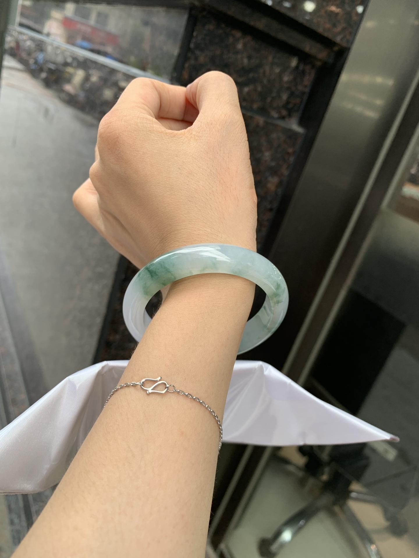 冰飘花正圈 0719-53-33 打灯棉线，底妆水润，冰底中开出了朵朵蓝花，飘花灵动飘逸，勾勒出一幅唯美诗意的山水意境画，古典优雅又秀气
