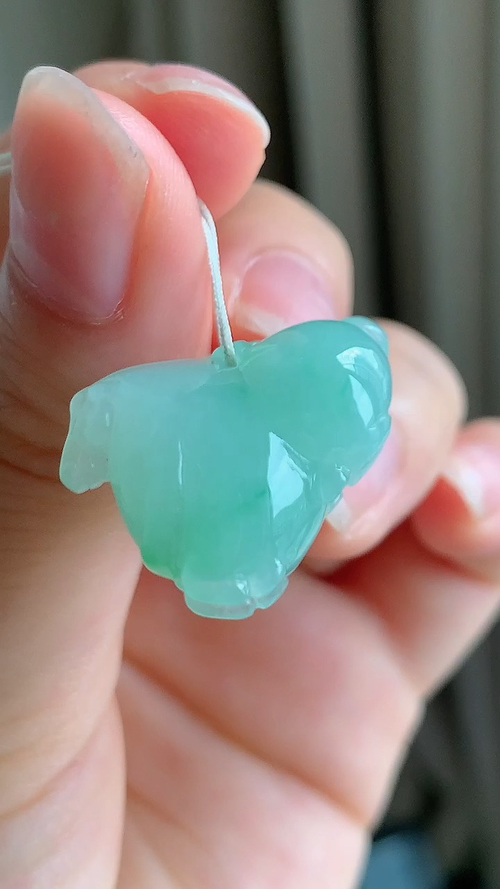 ️天然翡翠，绿唐马尺寸23.3-19.4-12.2 aa715