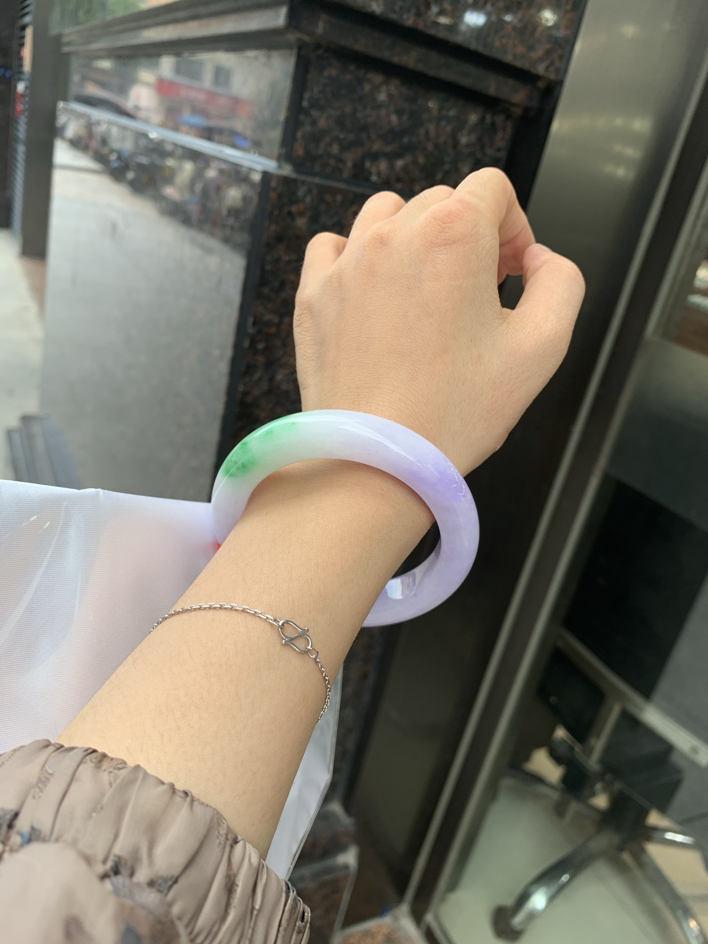 春彩正圈 0719-53-31 打灯棉线，底妆水润细腻，交织阳绿花色，底妆细腻温润，色泽自然柔和，一镯双色，半山半水，韵味独特，日常佩戴超显气质。