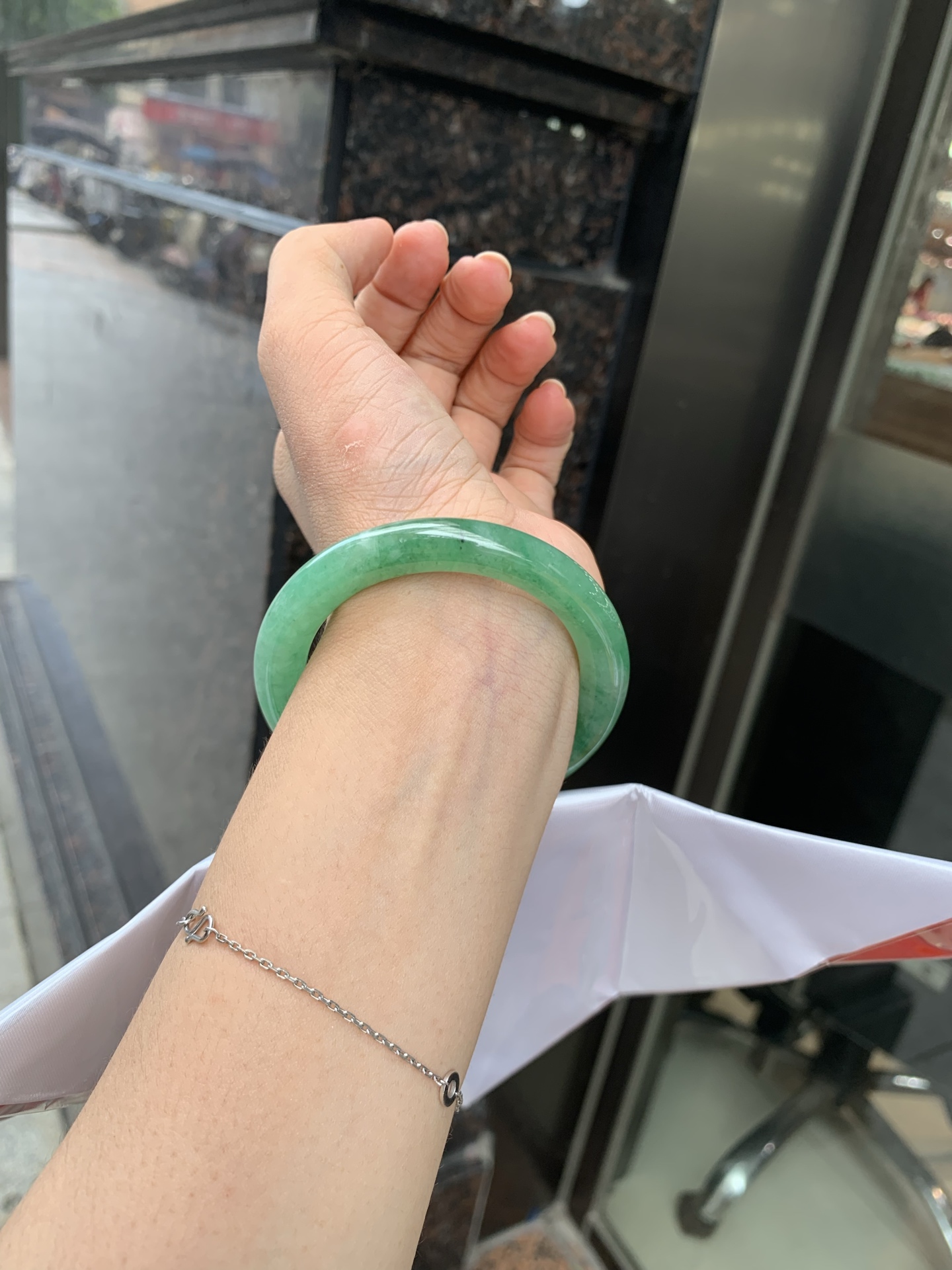 满绿圆条 51.2-8.7-7.6 0719-53-26 打灯细棉纹，底妆水润，满圈果阳绿鲜艳青翠，色泽均匀分布，举手投足之间散发出来的贵气感