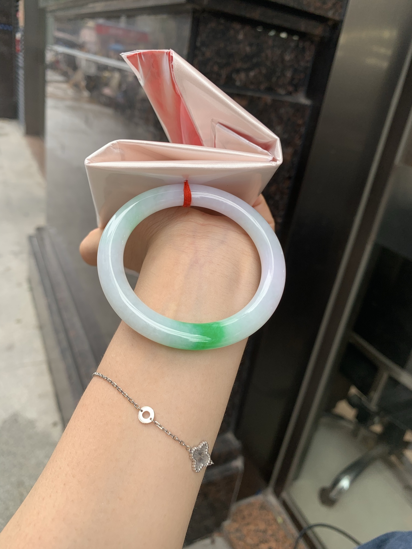阳绿春彩圆条 54.4-8.8-7.7 0719-N1224 无裂，底妆水润，淡淡粉底凝霜，翠落镯间，底色晕染柔润淡紫罗兰，雾面紫韵含蓄温婉，一抹阳绿花色顺势晕开，阳绿花鲜活明艳，紫绿撞色浑然天成。