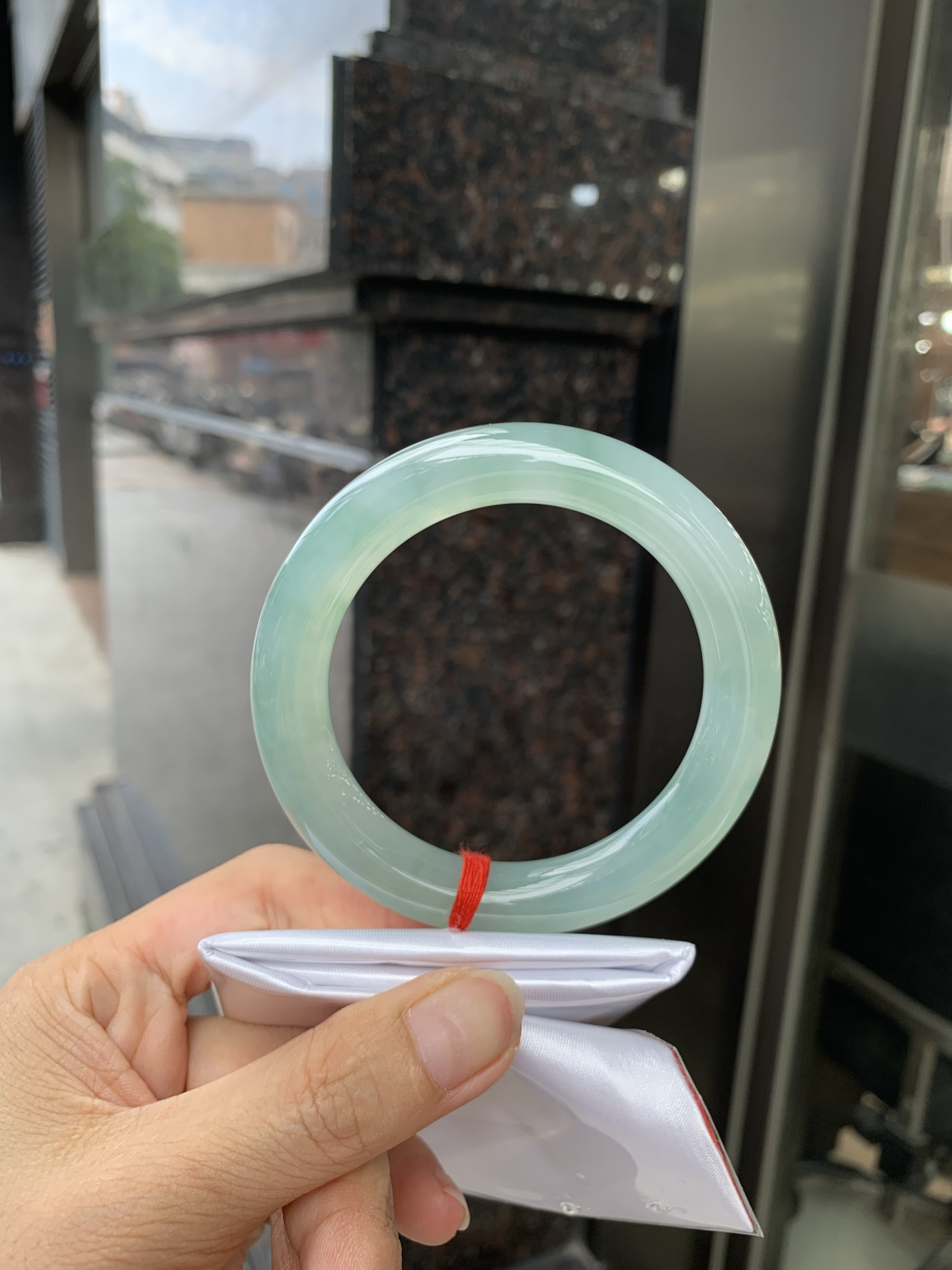 湖水绿圆条 57.8-10.8-10.7 0719-53-56 无裂，底妆胶润细腻，它的绿色深邃而柔和，仿佛阳光洒落湖面，泛起层层涟漪，波光粼粼，可谓是验证了“天青色等烟雨，而我在等你”