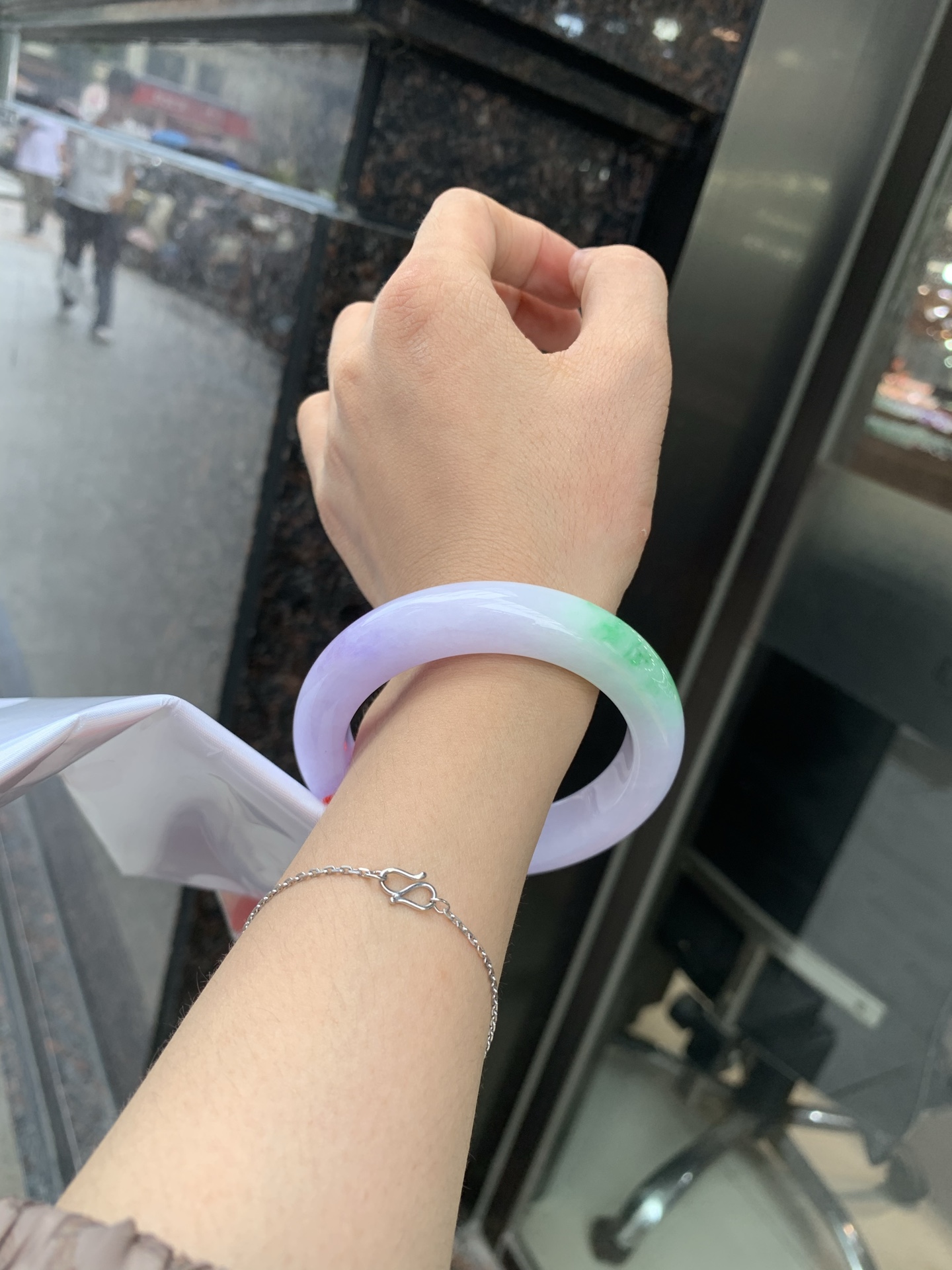 春彩正圈 0719-53-31 打灯棉线，底妆水润细腻，交织阳绿花色，底妆细腻温润，色泽自然柔和，一镯双色，半山半水，韵味独特，日常佩戴超显气质。