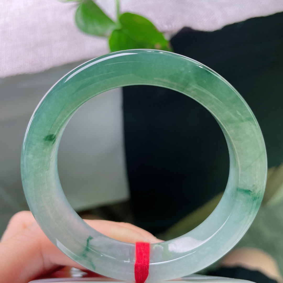 54.6/12.3/9.1，油青正圈，飘花点缀，颜色由浅入深过渡，渐入佳境的感觉，种老。内纹不显，5