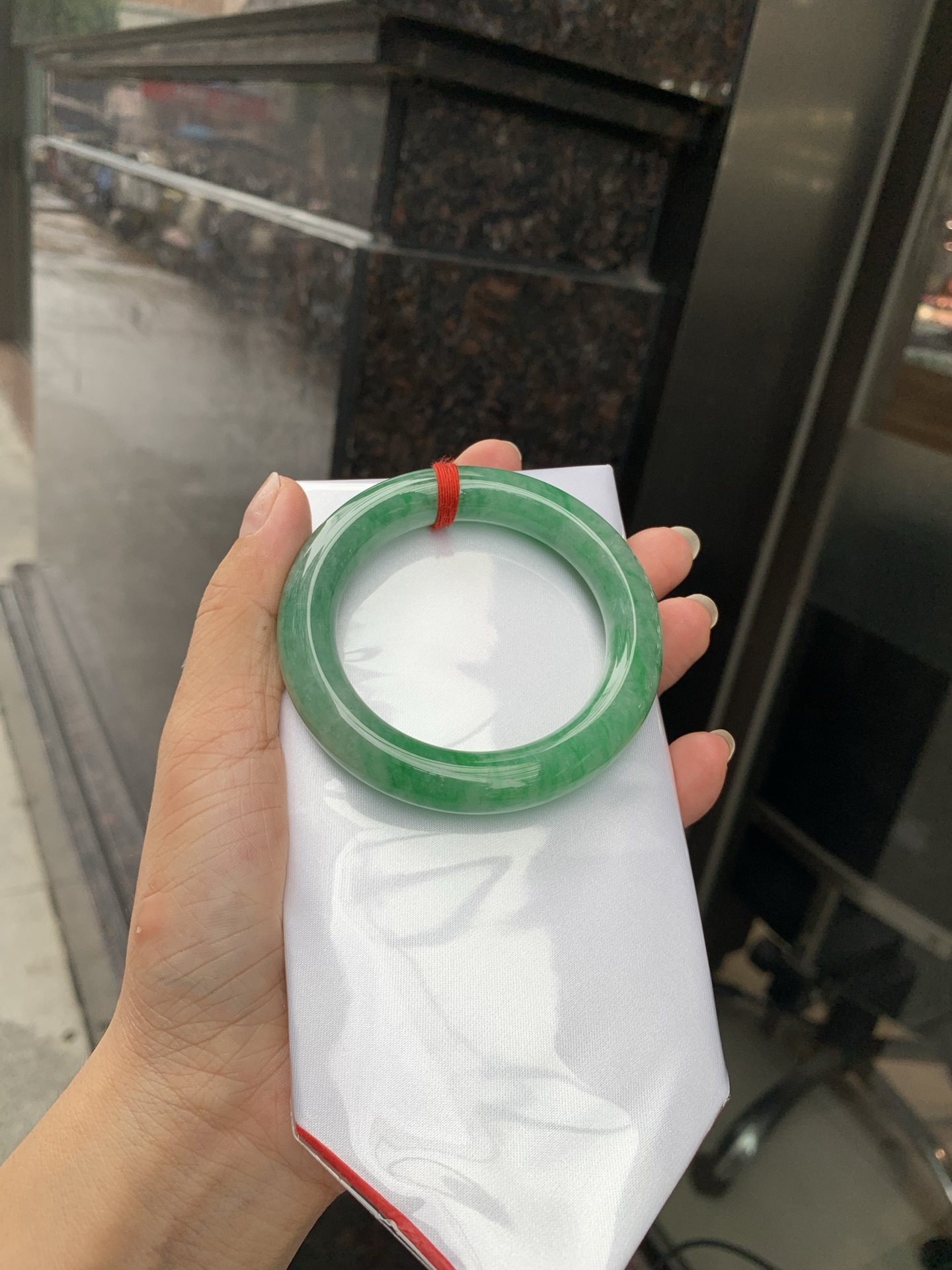 满绿圆条 52.8-10.3-11.3 0719-53-41 打灯细纹，棉线，底妆水润，满圈果阳绿鲜艳青翠，色泽均匀分布，举手投足之间散发出来的贵气感
