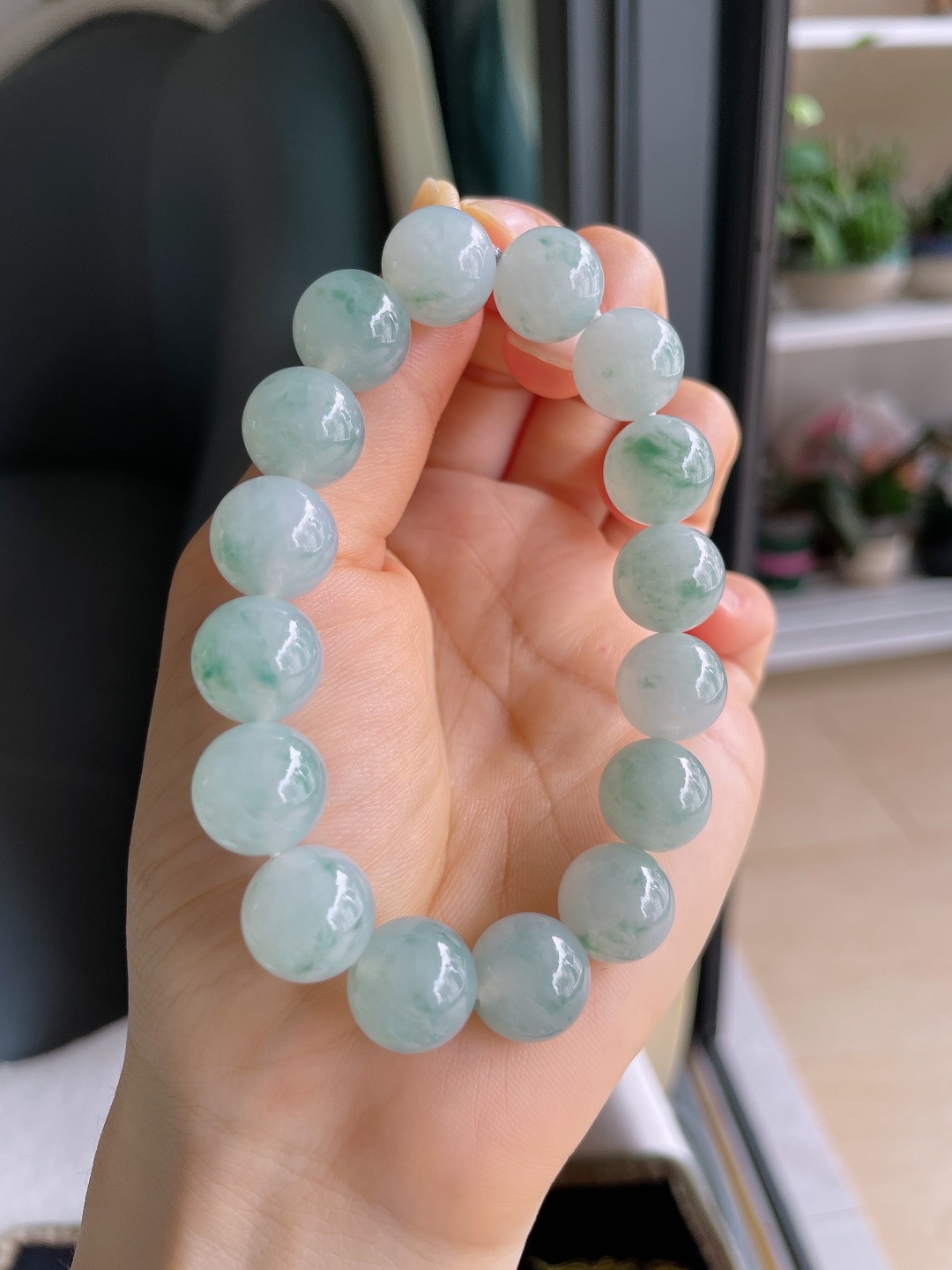 天然翡翠A货，冰飘花手串，尺寸：12.5mm。【编1809】