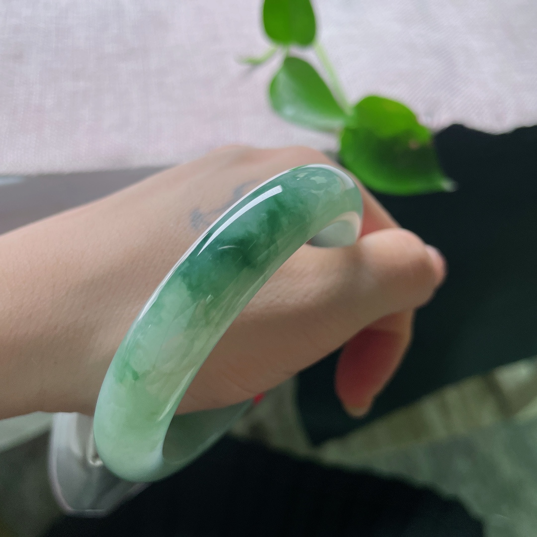 58.2/12.8/8.2。飘花正圈，花开富贵，温润内敛，藏着旧时闺阁的静气。无裂，56047a