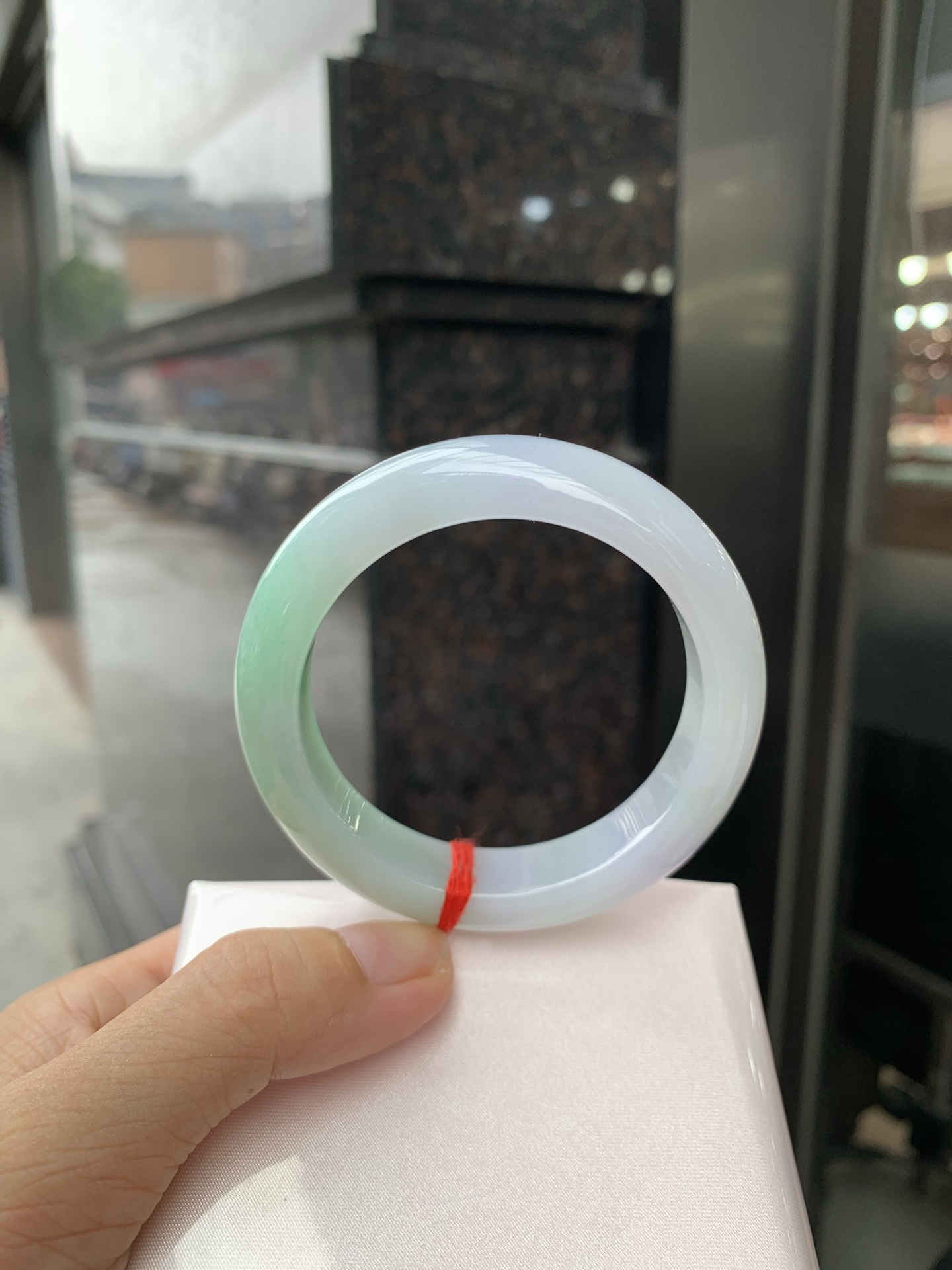 淡春彩正圈 52.7-8.6-12.1 0719-53-21 打灯棉线，底妆水润细腻，淡淡粉底与淡果绿搭配，宛如春天的繁华。在岁月的长河流转中绽放着独特的魅力，气质温婉而迷人。