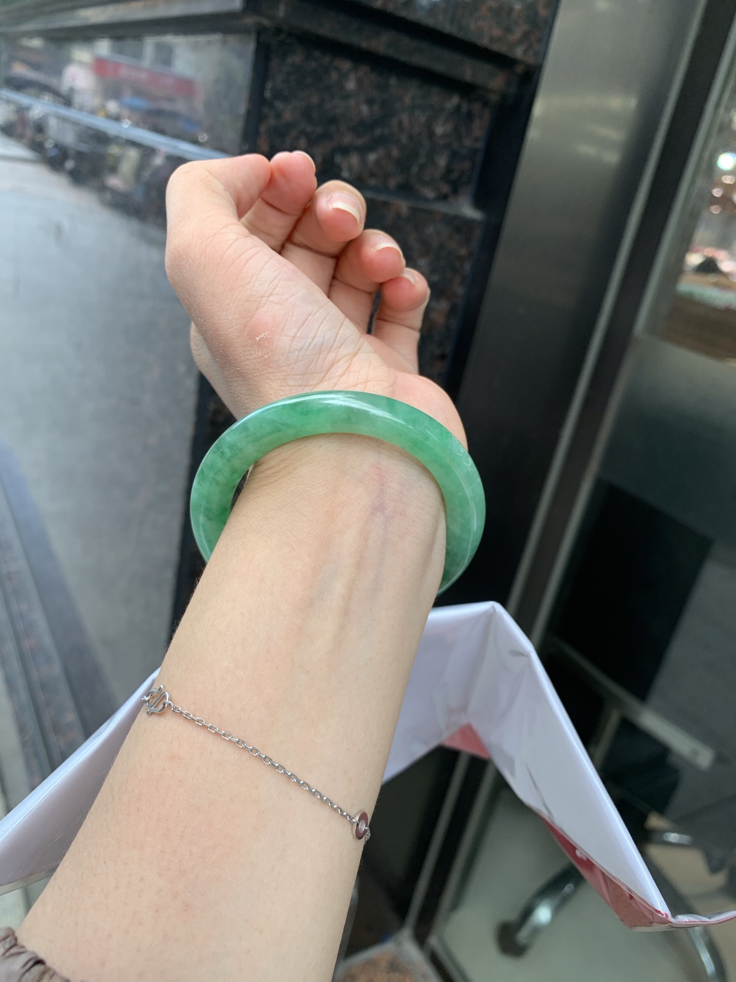满绿圆条 51.2-8.7-7.6 0719-53-26 打灯细棉纹，底妆水润，满圈果阳绿鲜艳青翠，色泽均匀分布，举手投足之间散发出来的贵气感