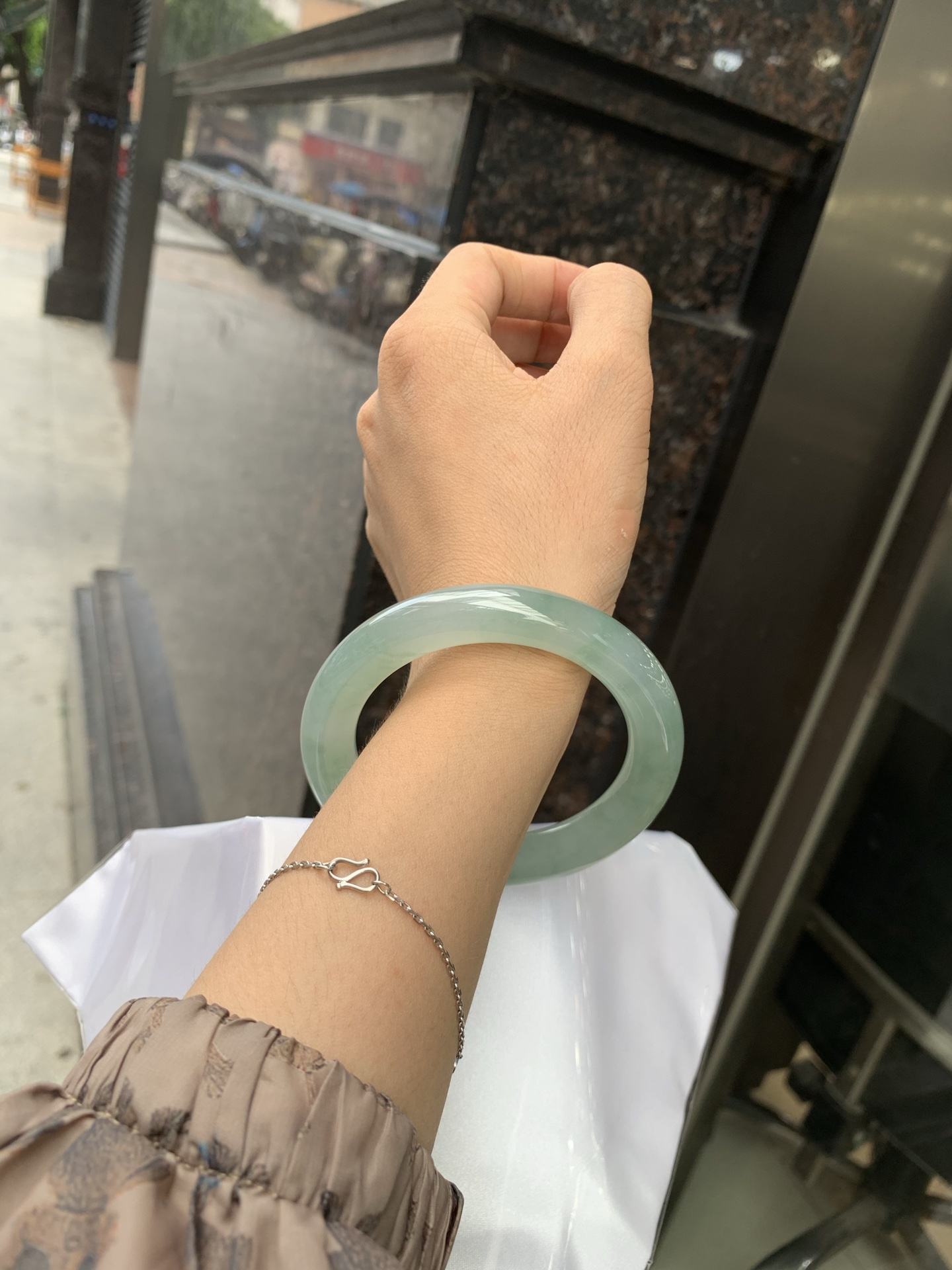 湖水绿圆条 57.8-10.8-10.7 0719-53-56 无裂，底妆胶润细腻，它的绿色深邃而柔和，仿佛阳光洒落湖面，泛起层层涟漪，波光粼粼，可谓是验证了“天青色等烟雨，而我在等你”