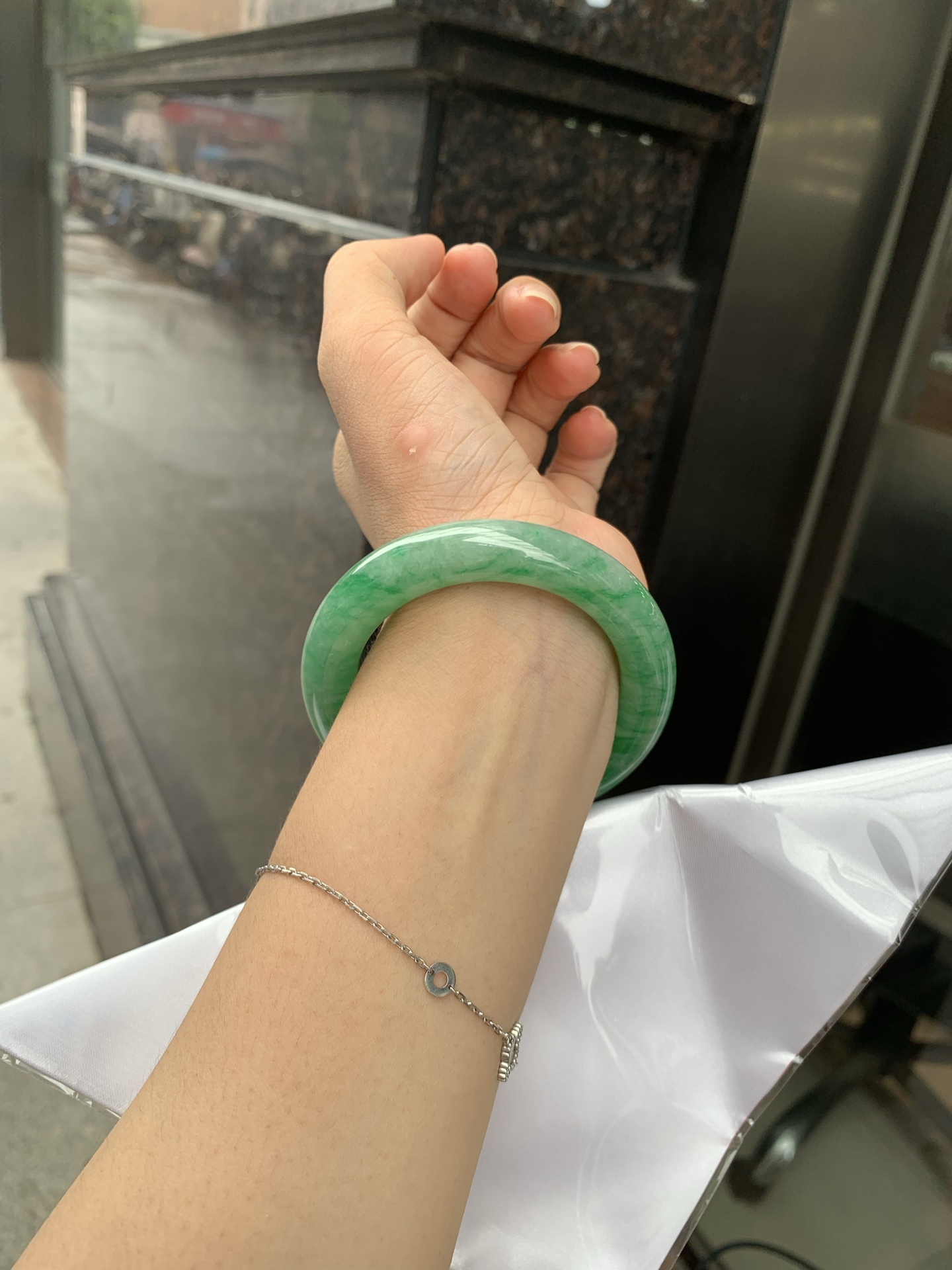 满绿圆条 52.8-10.3-11.3 0719-53-41 打灯细纹，棉线，底妆水润，满圈果阳绿鲜艳青翠，色泽均匀分布，举手投足之间散发出来的贵气感