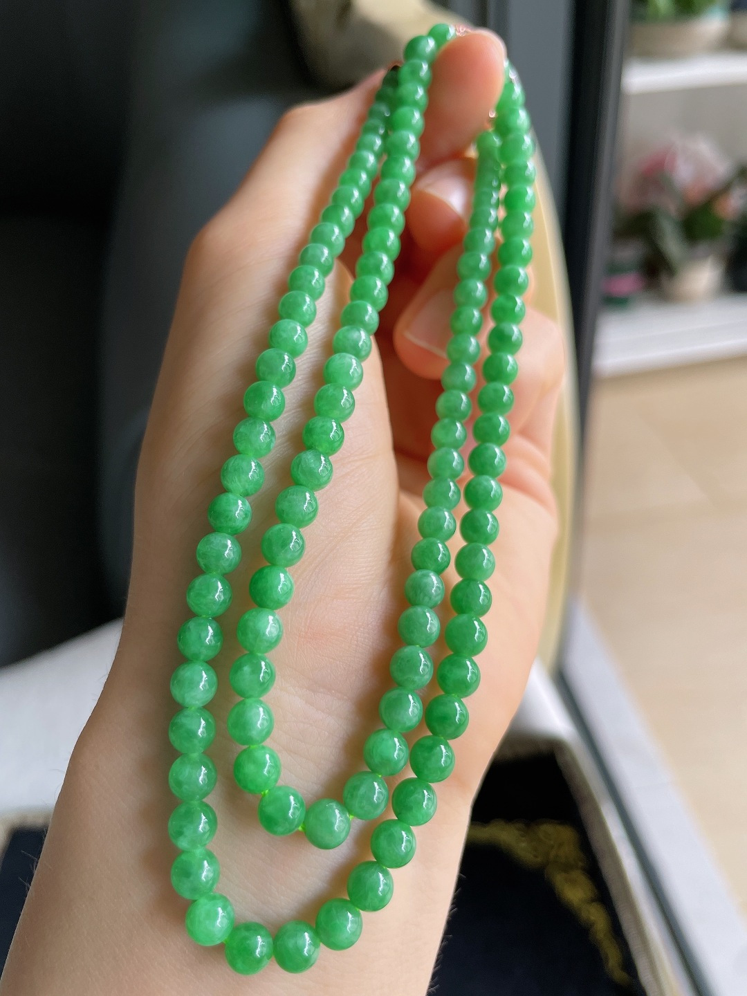 天然翡翠A货，冰满绿珠链，尺寸：5-5.5mm109颗。【编2982】