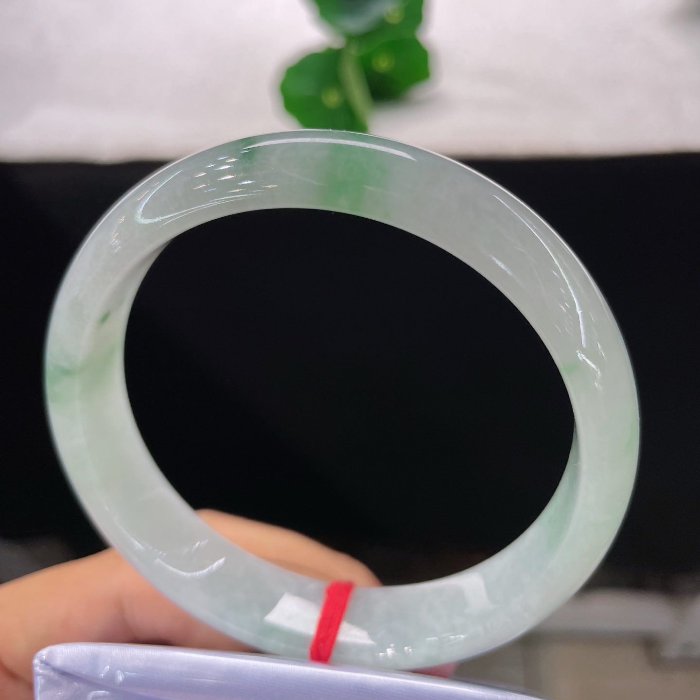 圈口63/13.7/7.4，冰飘花大圈，62/63可戴，冰底清透如水，几簇翠色随性散落镯间，无裂