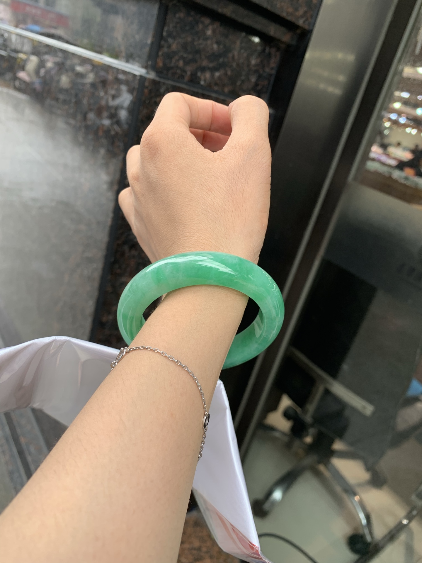 满绿正圈 54.2-9.5-13.3 0719-53-61 打灯细纹，底妆水润，满圈果阳绿鲜艳青翠，色泽均匀分布，举手投足之间散发出来的贵气感