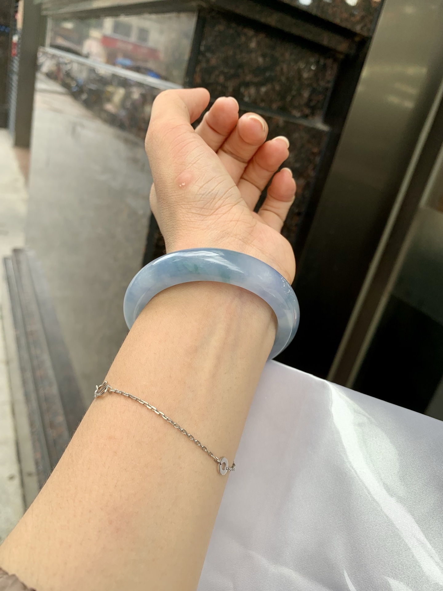 莫奈正圈 0719-53-71 打灯棉线，底妆水细腻，浓郁满色，仿佛莫奈笔下的鸢尾花丛一同盛放，一脚踏入春天的感觉，见光不失色。