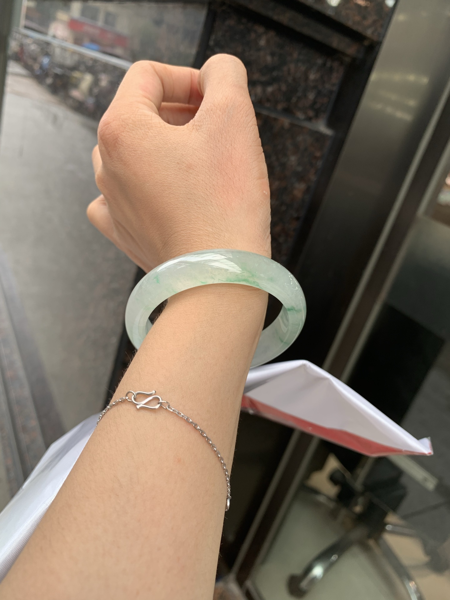 冰飘花正圈 51.8-6.8-12.2 0719-53-56 打灯细纹，底妆胶润，冰底中开出了朵朵绿花，飘花灵动飘逸，勾勒出一幅唯美诗意的山水意境画，古典优雅又秀气