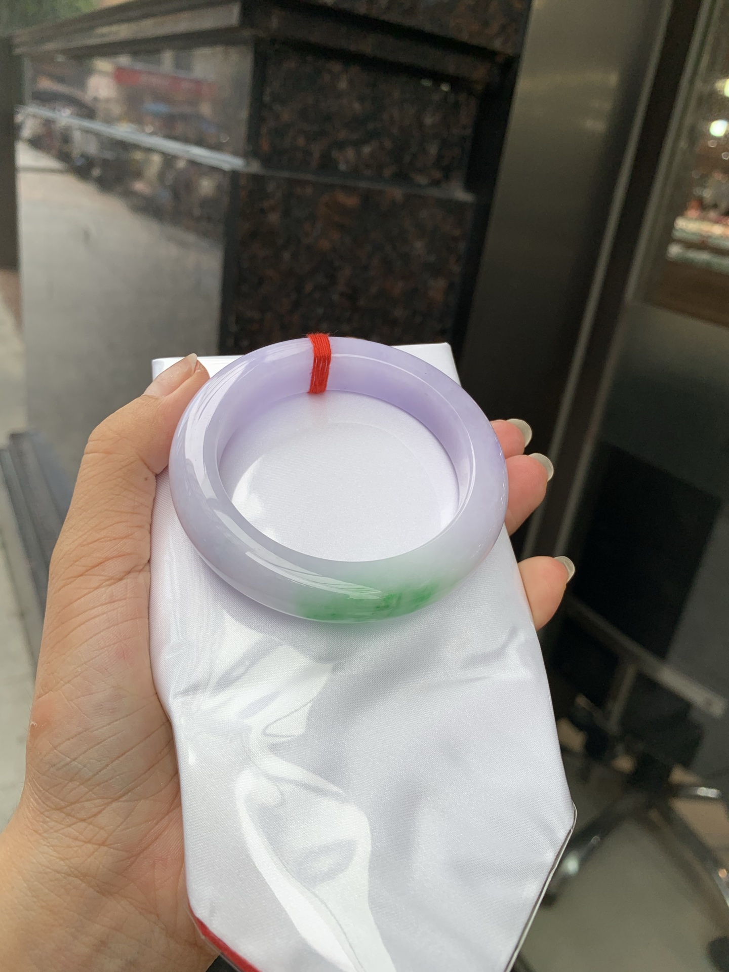 春彩正圈 0719-53-31 打灯棉线，底妆水润细腻，交织阳绿花色，底妆细腻温润，色泽自然柔和，一镯双色，半山半水，韵味独特，日常佩戴超显气质。