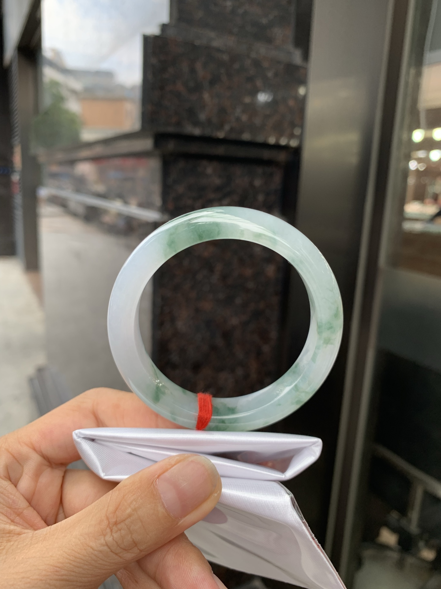 冰飘花正圈 0719-53-33 打灯棉线，底妆水润，冰底中开出了朵朵蓝花，飘花灵动飘逸，勾勒出一幅唯美诗意的山水意境画，古典优雅又秀气
