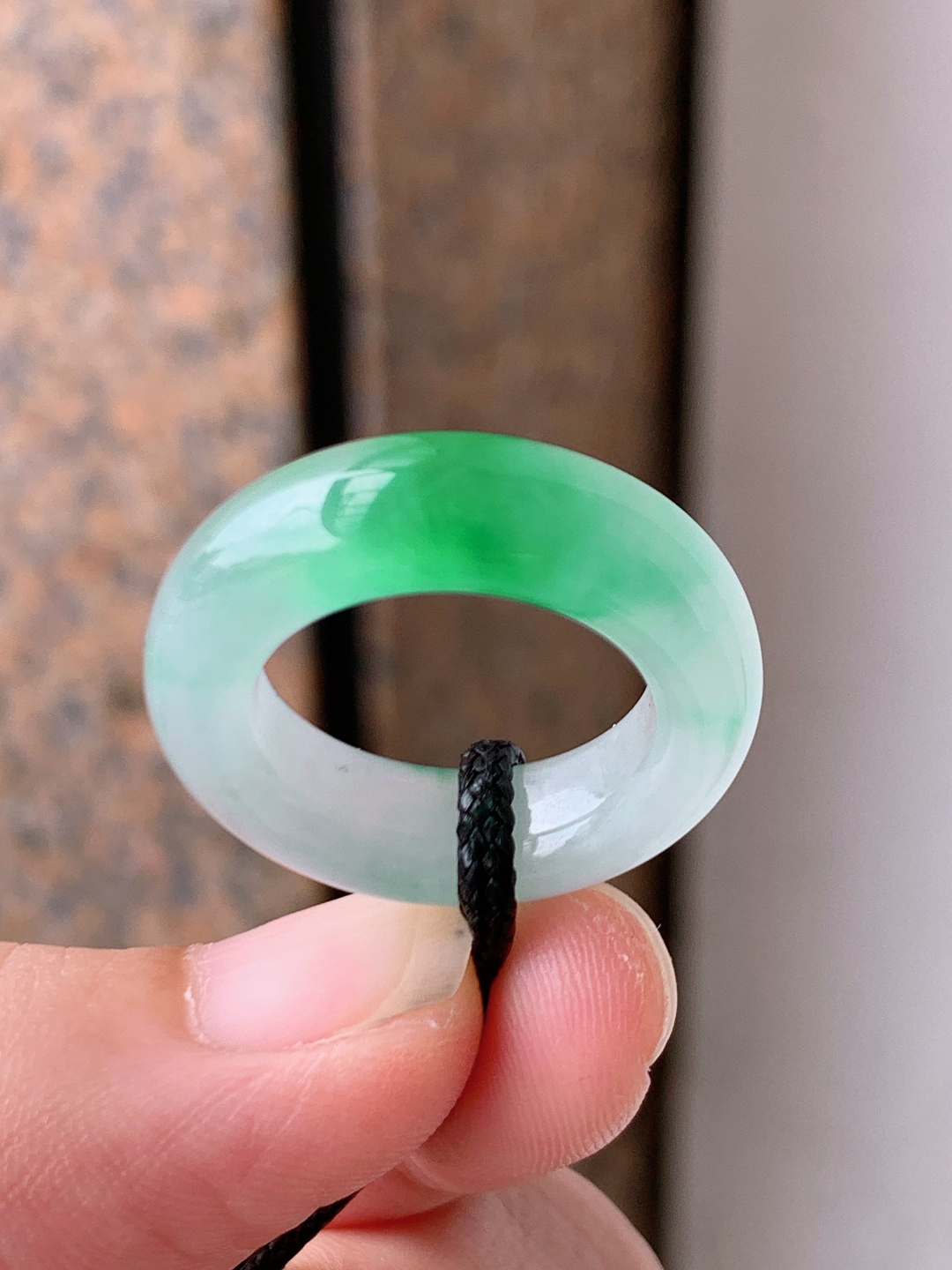 冰种绿指环戒圈，种水通透色艳亮眼，版型圆润可戴可挂两用