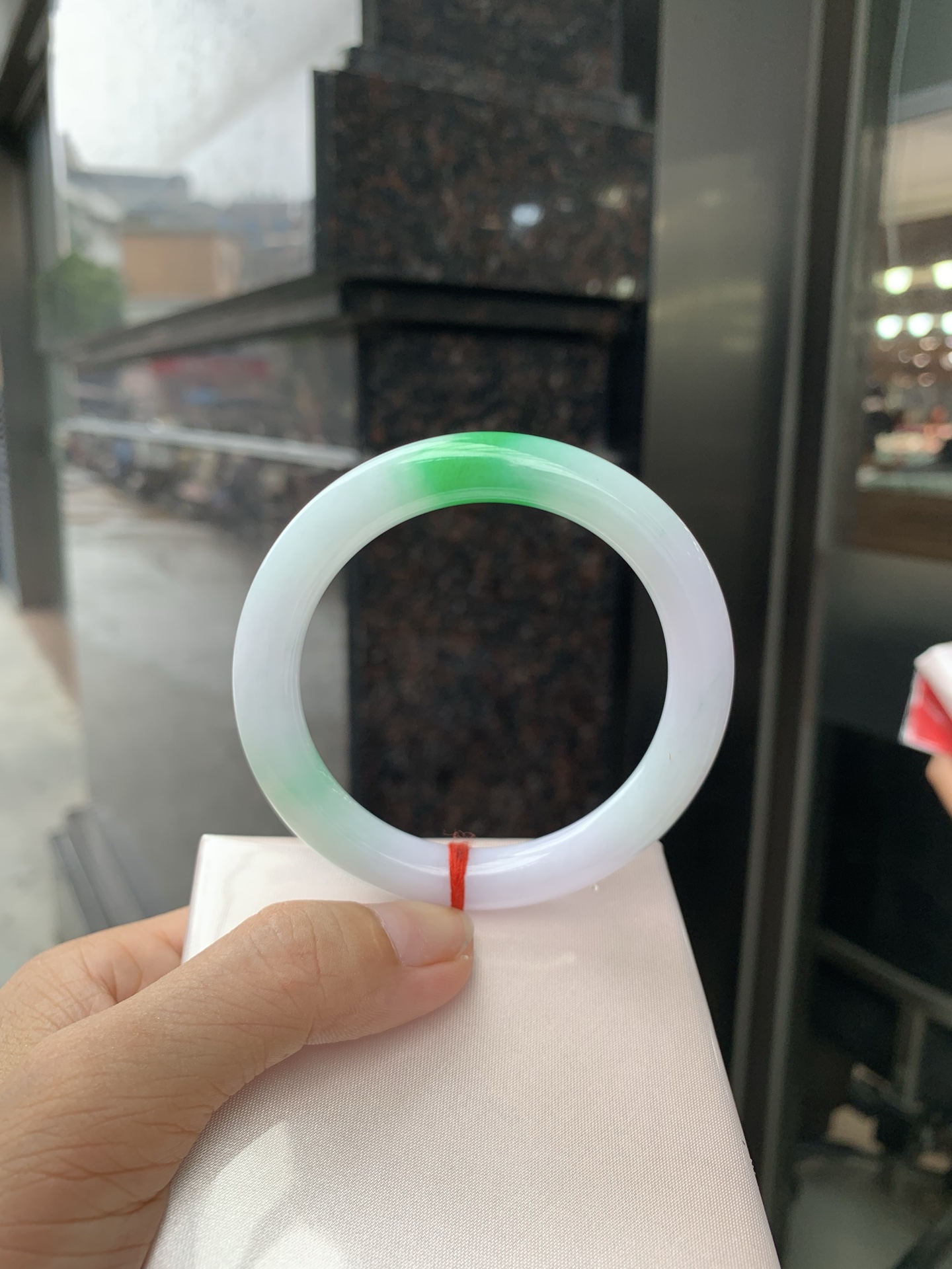 阳绿春彩圆条 54.4-8.8-7.7 0719-N1224 无裂，底妆水润，淡淡粉底凝霜，翠落镯间，底色晕染柔润淡紫罗兰，雾面紫韵含蓄温婉，一抹阳绿花色顺势晕开，阳绿花鲜活明艳，紫绿撞色浑然天成。