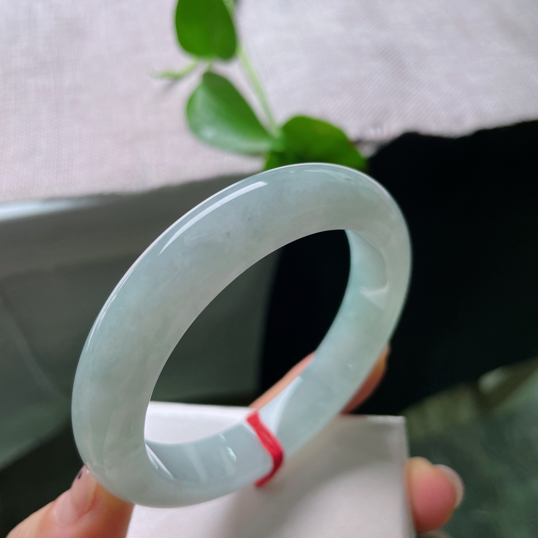 55.6/12.3/8.8，淡绿底正圈，浅笑轻柔，婉约动人，晶体，无裂，55221a
