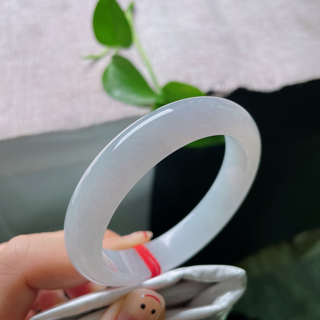 53.5/12.2/8，白月光正圈，是年少时不敢触碰的梦，如今终于安稳地戴在了腕上。有棉线，55928a