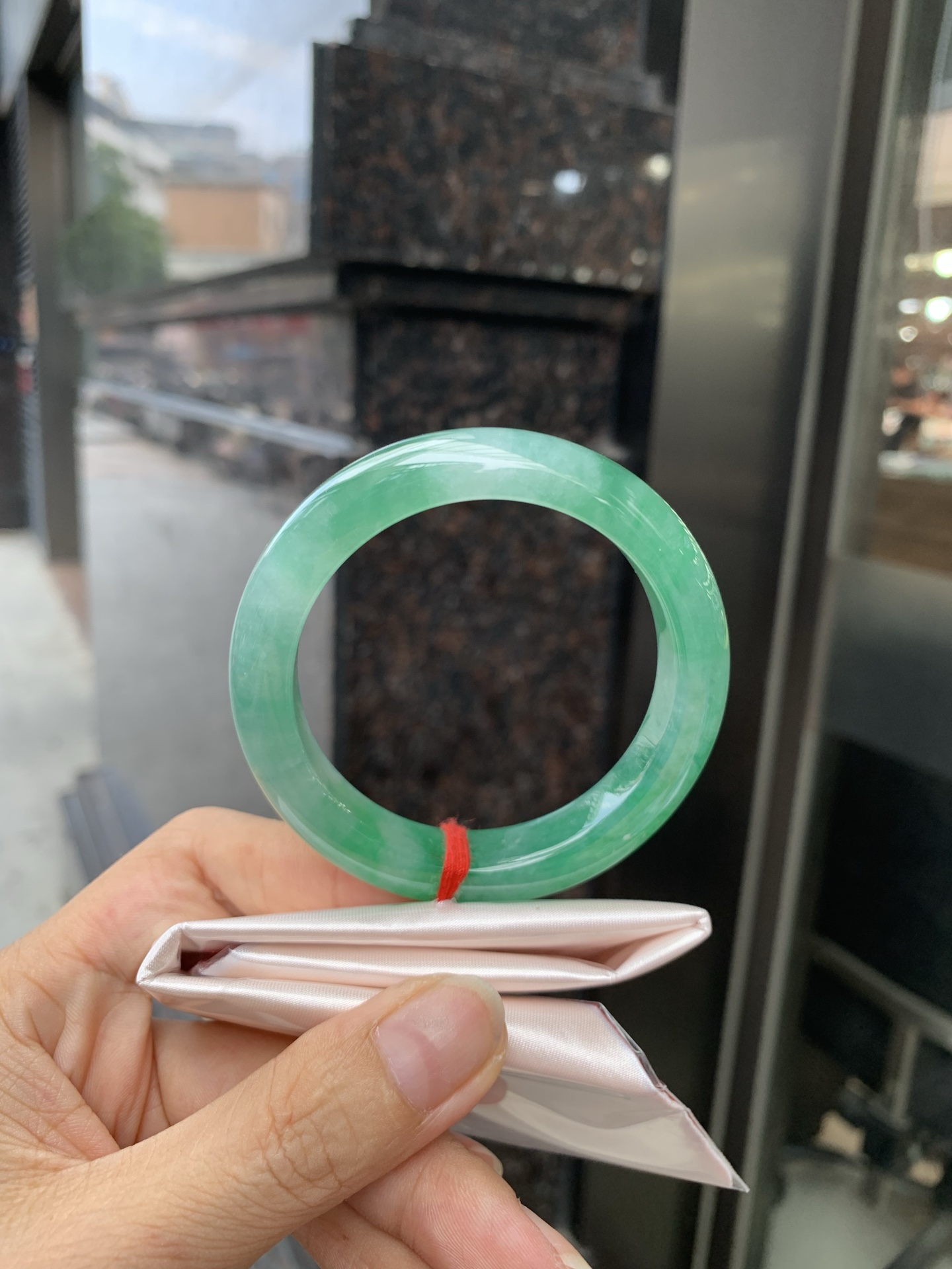 满绿正圈 51.7-8.1-11.1 0719-53-71 打灯细纹，底妆水润，满圈果阳绿鲜艳青翠，色泽均匀分布，举手投足之间散发出来的贵气感