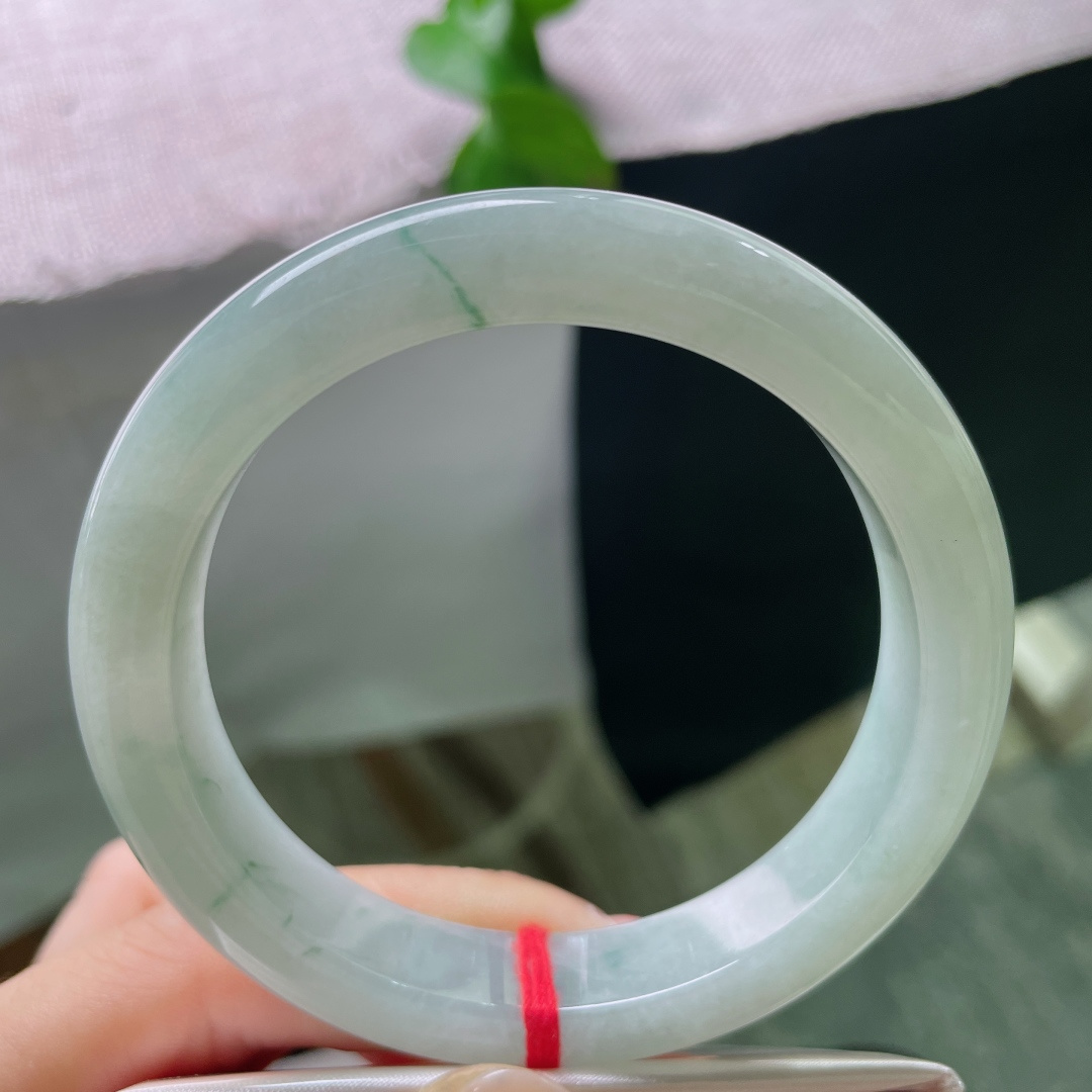 57.7/12.1/8.9，绿底飘花正圈，有纹，冰润底色萦绕灵动飘花，线条写意，上手尽显温婉优雅。s