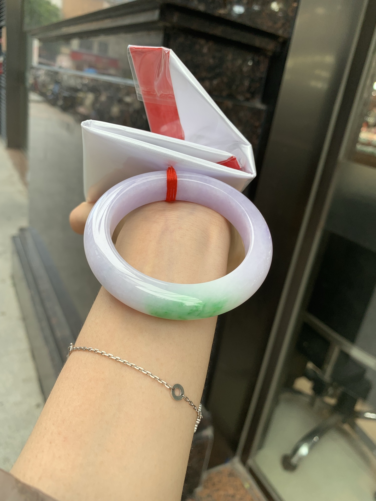 春彩正圈 0719-53-31 打灯棉线，底妆水润细腻，交织阳绿花色，底妆细腻温润，色泽自然柔和，一镯双色，半山半水，韵味独特，日常佩戴超显气质。