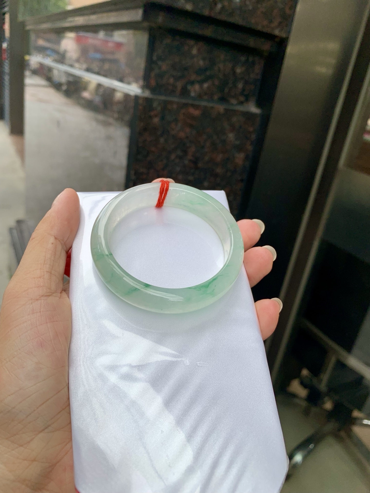 冰飘花正圈 51.8-6.8-12.2 0719-53-56 打灯细纹，底妆胶润，冰底中开出了朵朵绿花，飘花灵动飘逸，勾勒出一幅唯美诗意的山水意境画，古典优雅又秀气