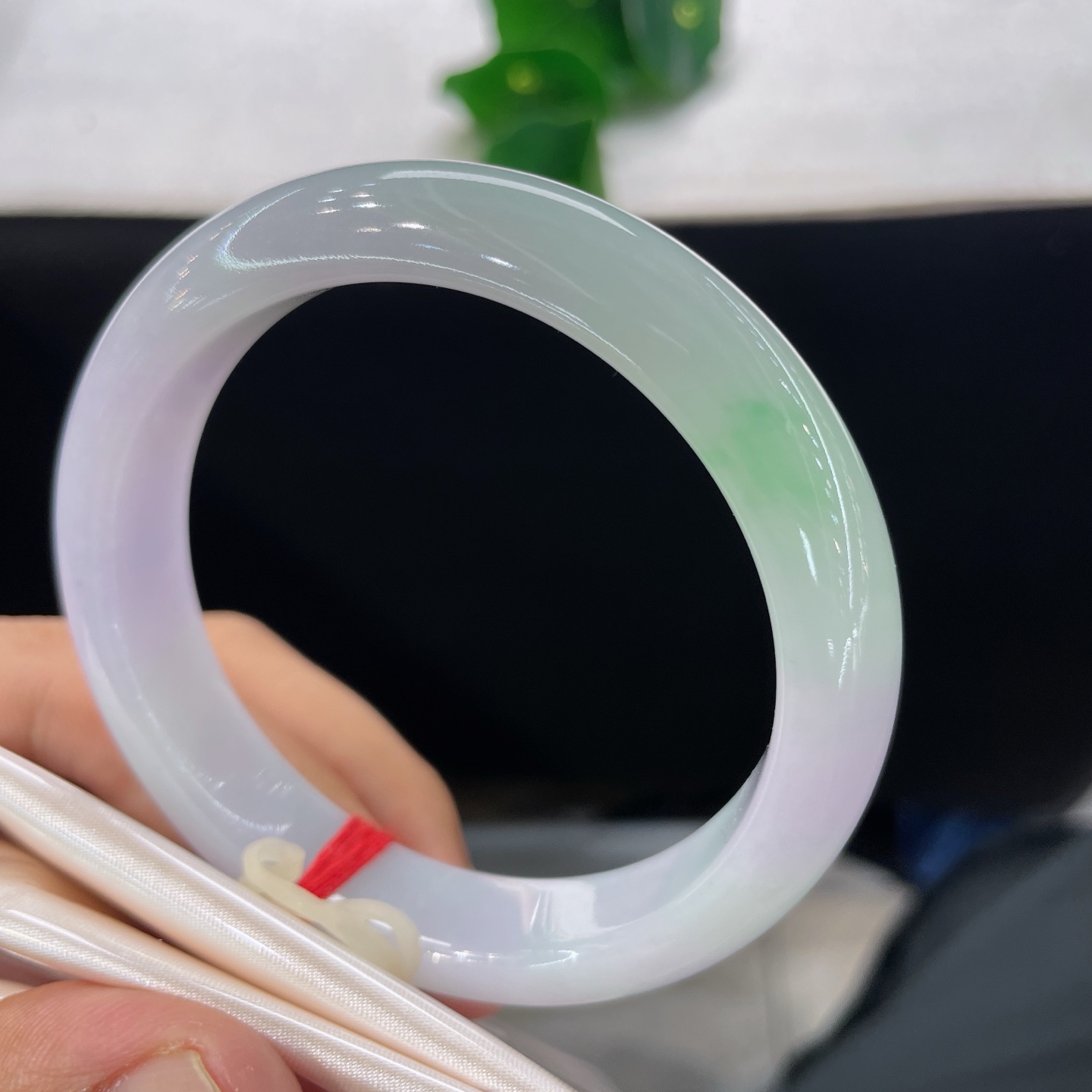 圈口57.5/12.3/8.7，冰春彩正圈，57/58可戴，浅紫藏温柔，飘翠寄安康，一镯兼得春与霞，无裂