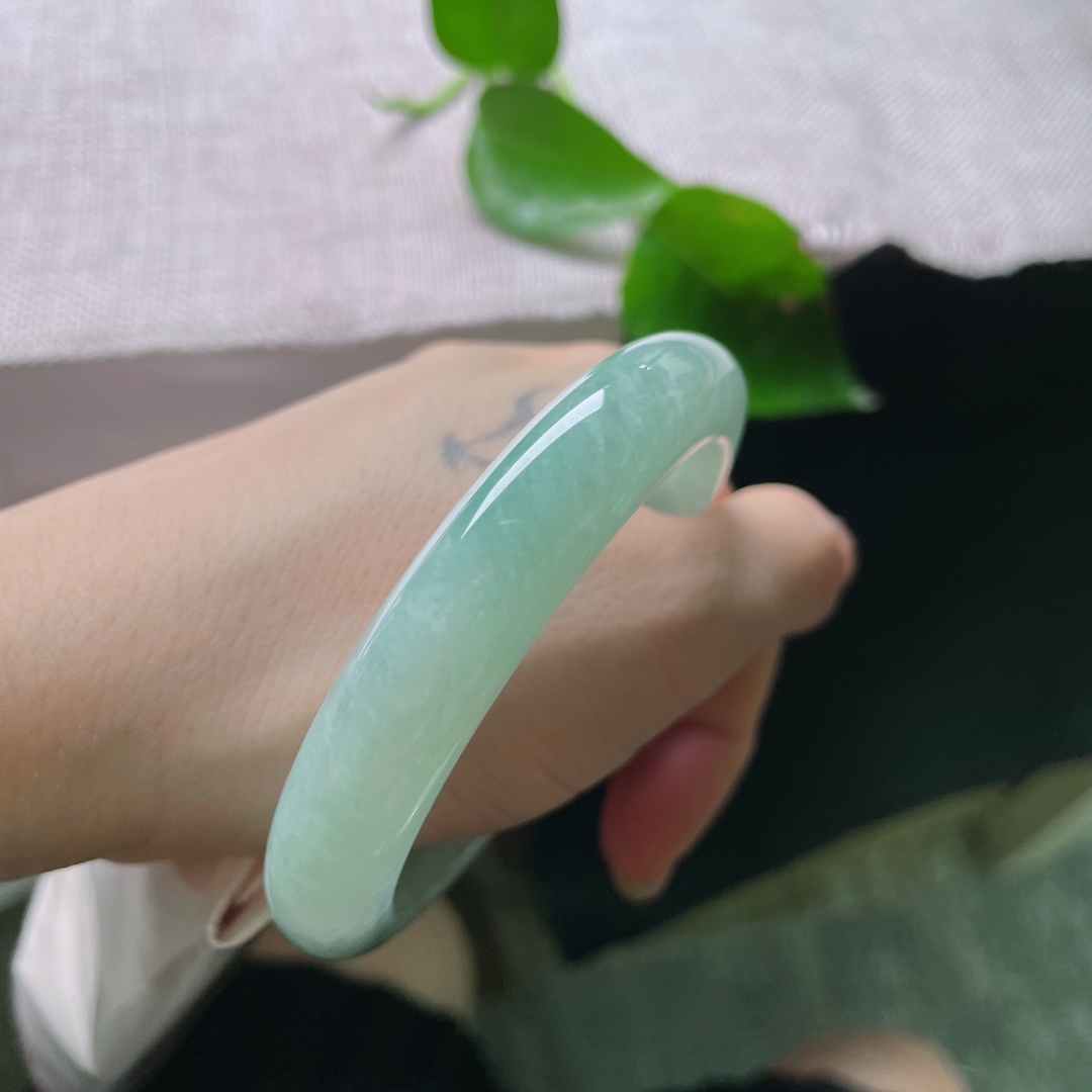 57.5/11.4/8.5。绿底正圈，清雅，色系甜美可人，减龄，显气质，干净，无裂，55980a