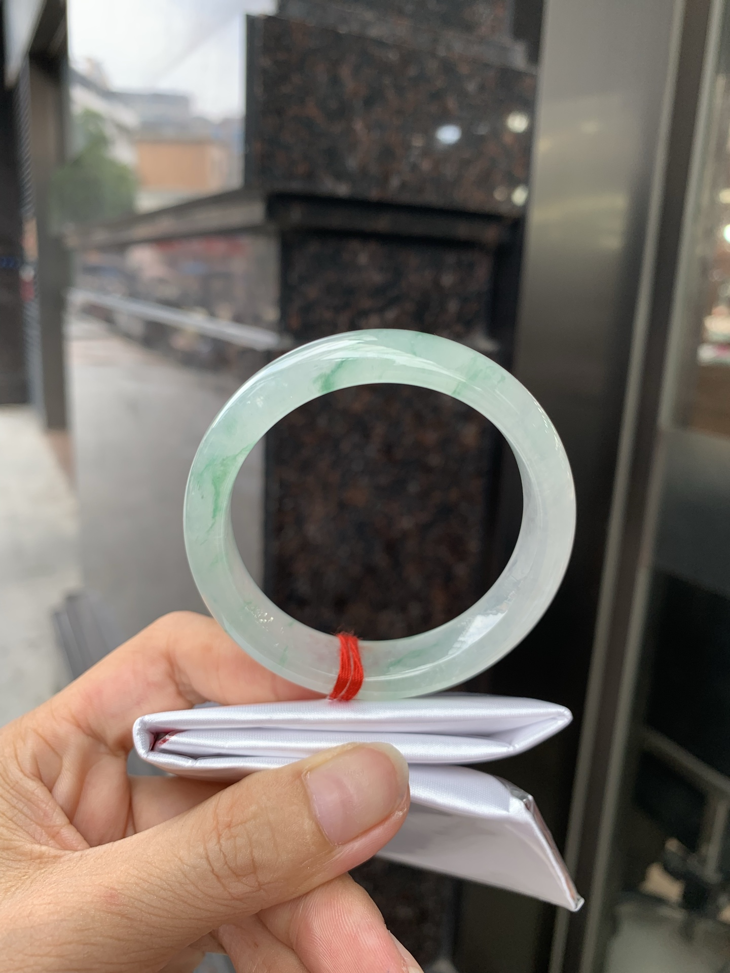 冰飘花正圈 51.8-6.8-12.2 0719-53-56 打灯细纹，底妆胶润，冰底中开出了朵朵绿花，飘花灵动飘逸，勾勒出一幅唯美诗意的山水意境画，古典优雅又秀气