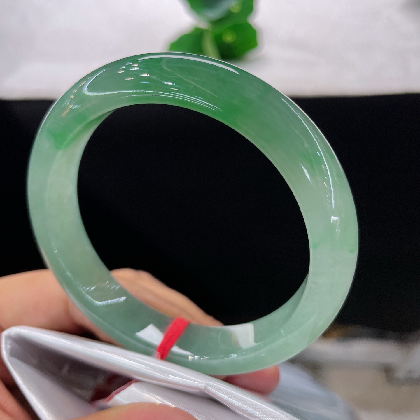 圈口58.3/12.6/8.2，冰飘绿花正圈，57/58可戴，半山翠色浸冰玉，浓绿自上而下缓缓晕开，水光盈盈，无裂