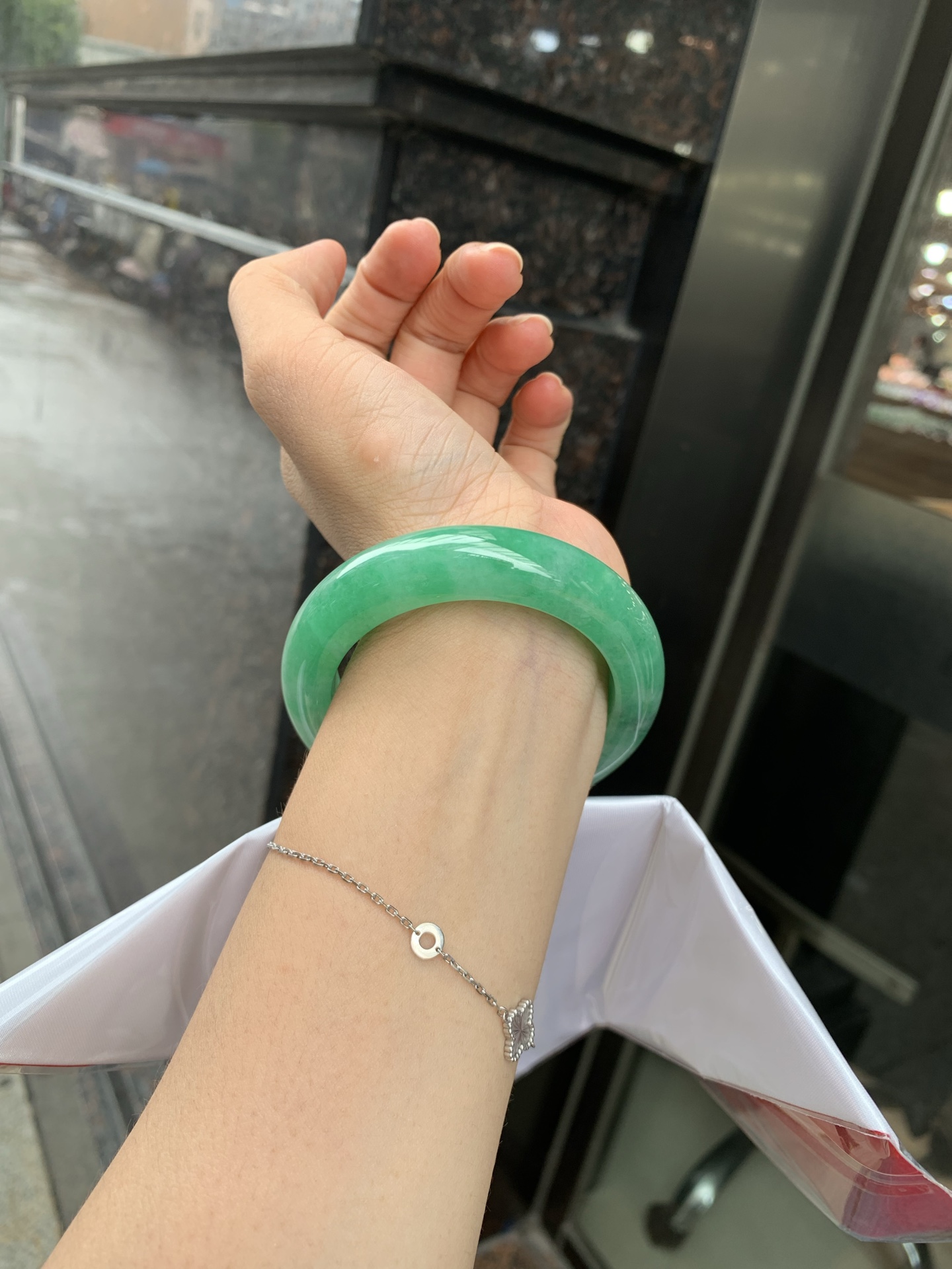 满绿正圈 54.2-9.5-13.3 0719-53-61 打灯细纹，底妆水润，满圈果阳绿鲜艳青翠，色泽均匀分布，举手投足之间散发出来的贵气感