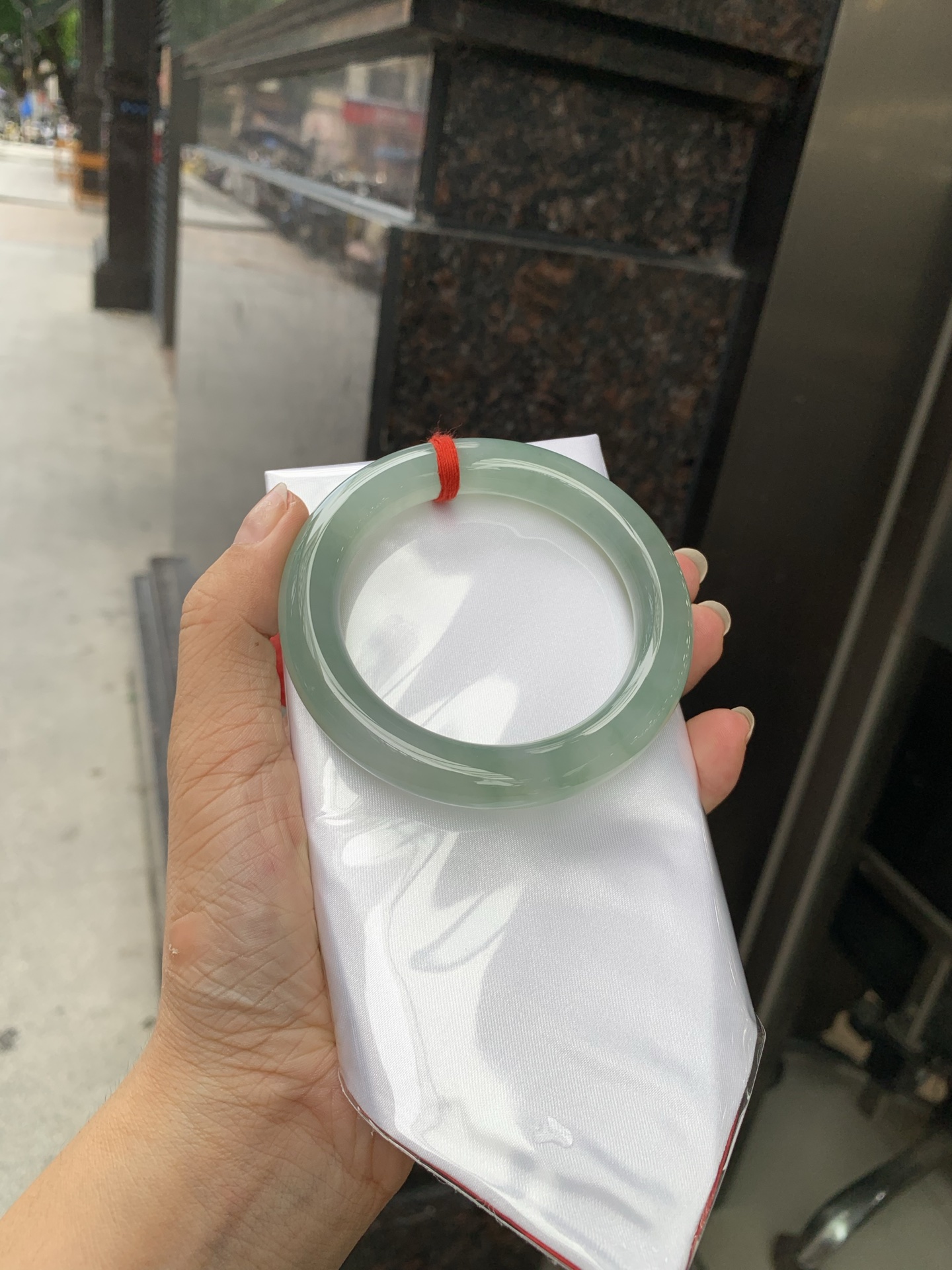 湖水绿圆条 57.8-10.8-10.7 0719-53-56 无裂，底妆胶润细腻，它的绿色深邃而柔和，仿佛阳光洒落湖面，泛起层层涟漪，波光粼粼，可谓是验证了“天青色等烟雨，而我在等你”