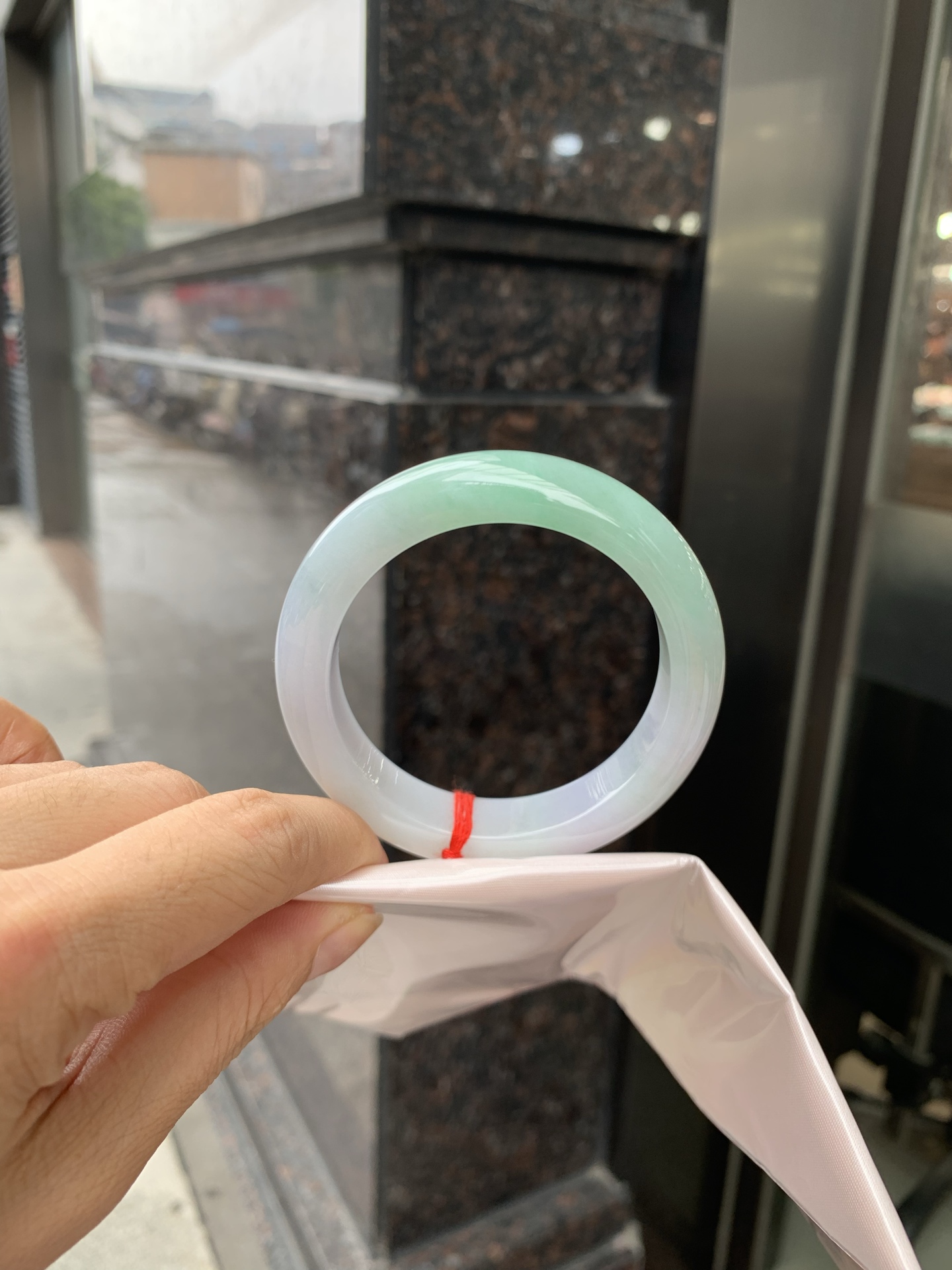 淡春彩正圈 52.7-8.6-12.1 0719-53-21 打灯棉线，底妆水润细腻，淡淡粉底与淡果绿搭配，宛如春天的繁华。在岁月的长河流转中绽放着独特的魅力，气质温婉而迷人。