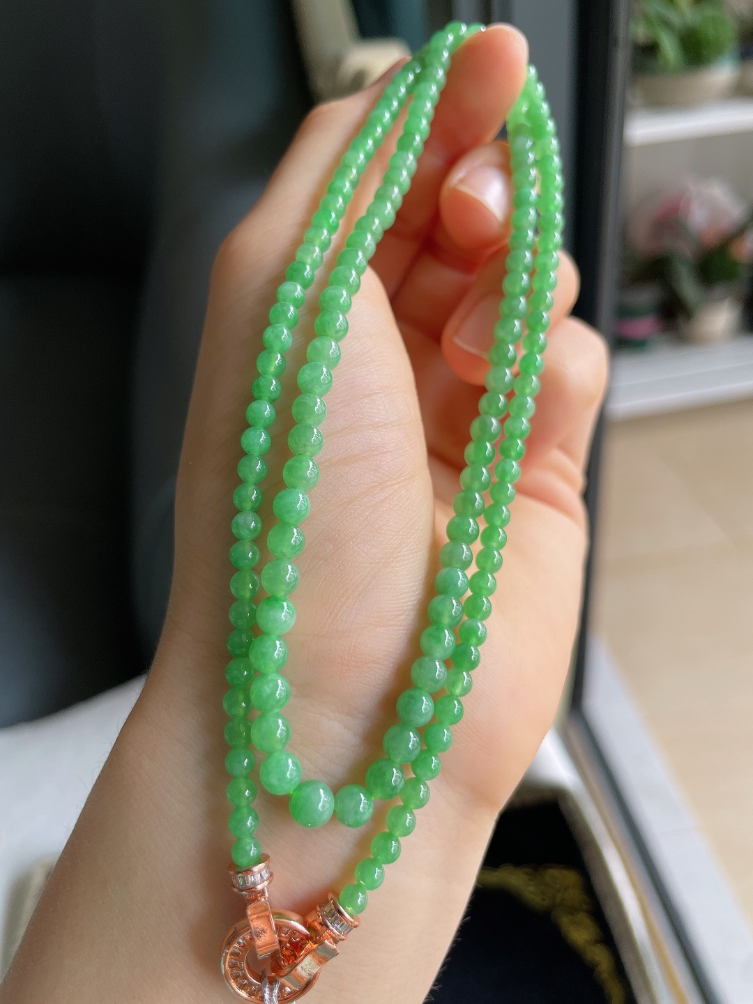 ️，天然翡翠A货，冰满绿珠链，尺寸：3.5-4.5mm146颗。【编3725】