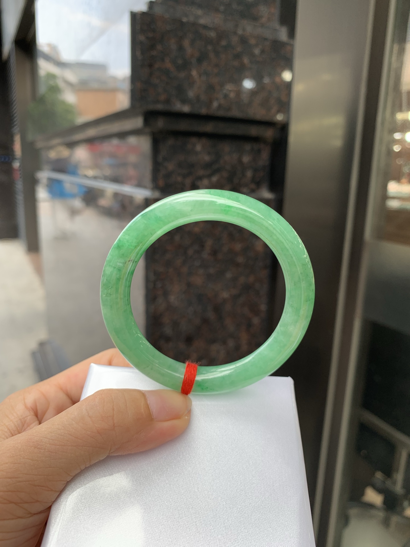 满绿圆条 51.2-8.7-7.6 0719-53-26 打灯细棉纹，底妆水润，满圈果阳绿鲜艳青翠，色泽均匀分布，举手投足之间散发出来的贵气感