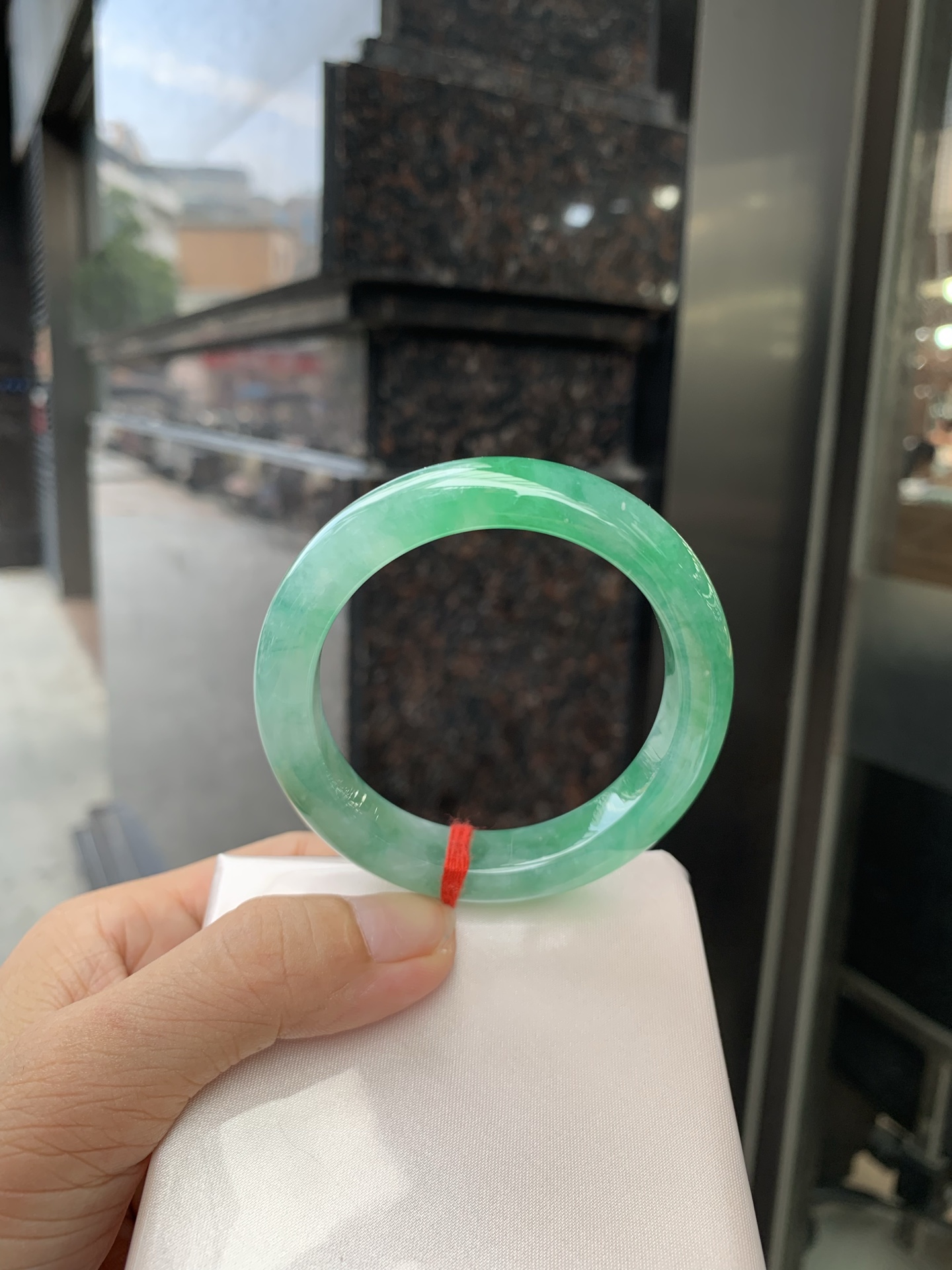 满绿正圈 51.7-8.1-11.1 0719-53-71 打灯细纹，底妆水润，满圈果阳绿鲜艳青翠，色泽均匀分布，举手投足之间散发出来的贵气感