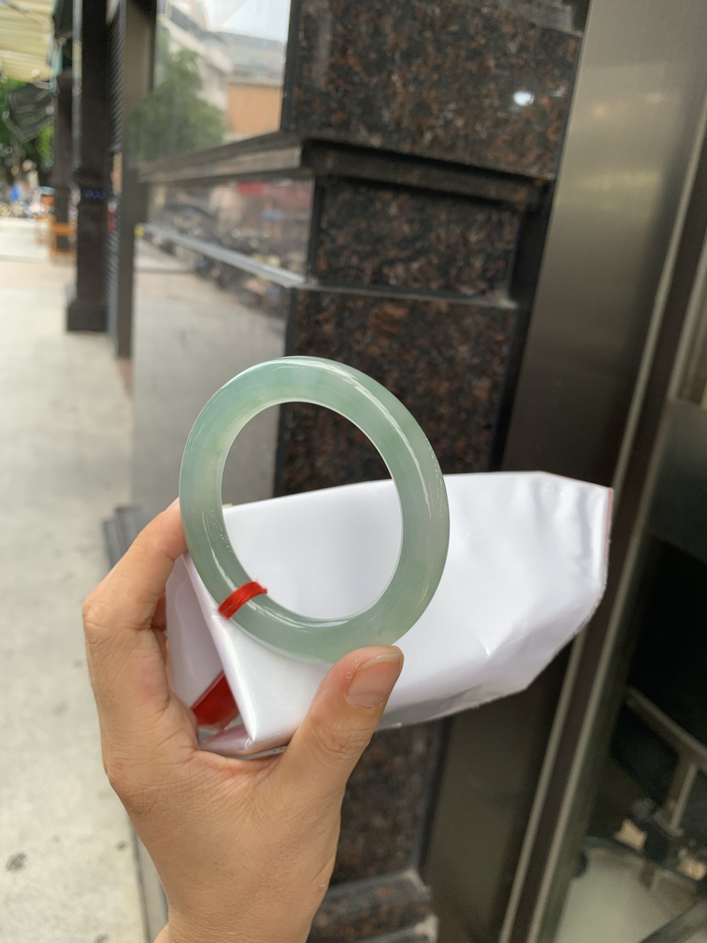 湖水绿圆条 57.8-10.8-10.7 0719-53-56 无裂，底妆胶润细腻，它的绿色深邃而柔和，仿佛阳光洒落湖面，泛起层层涟漪，波光粼粼，可谓是验证了“天青色等烟雨，而我在等你”
