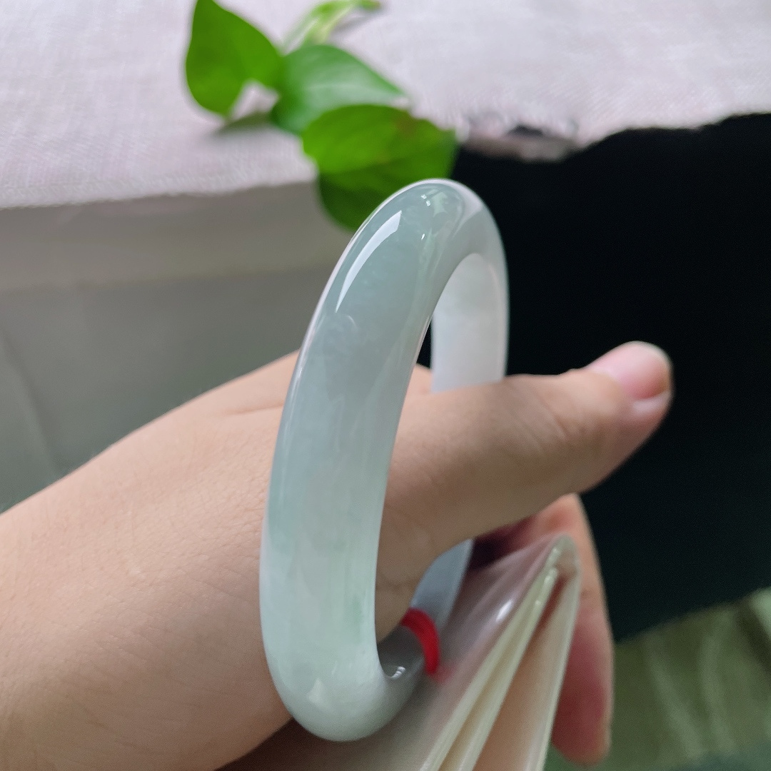 55.8/11.7/8.5，绿底正圈，无裂，清润玉底似山间晨雾，细碎飘翠如云影轻漾，腕间藏一汪清冷湖光。ss56232a