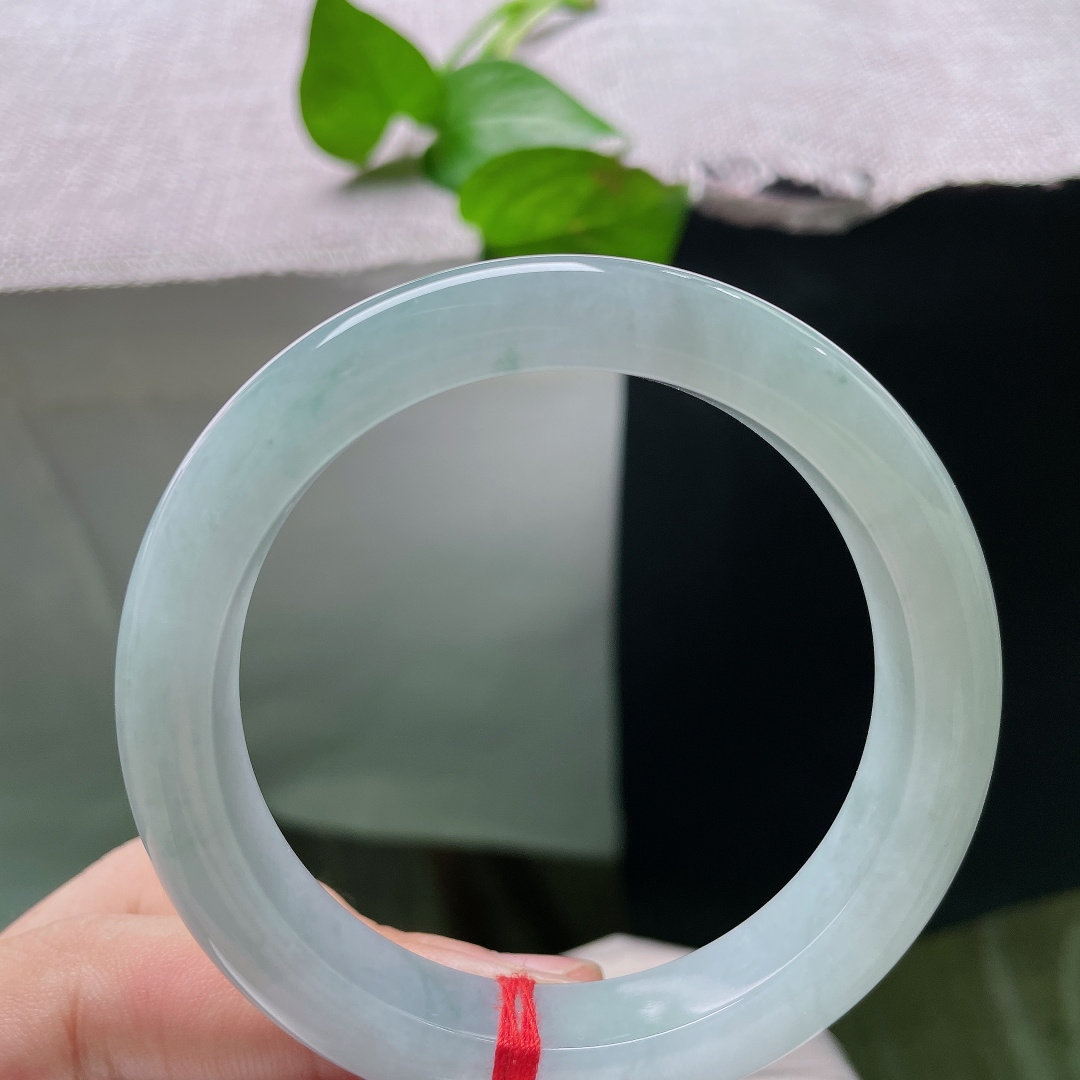 55.8/11.7/8.5，绿底正圈，无裂，清润玉底似山间晨雾，细碎飘翠如云影轻漾，腕间藏一汪清冷湖