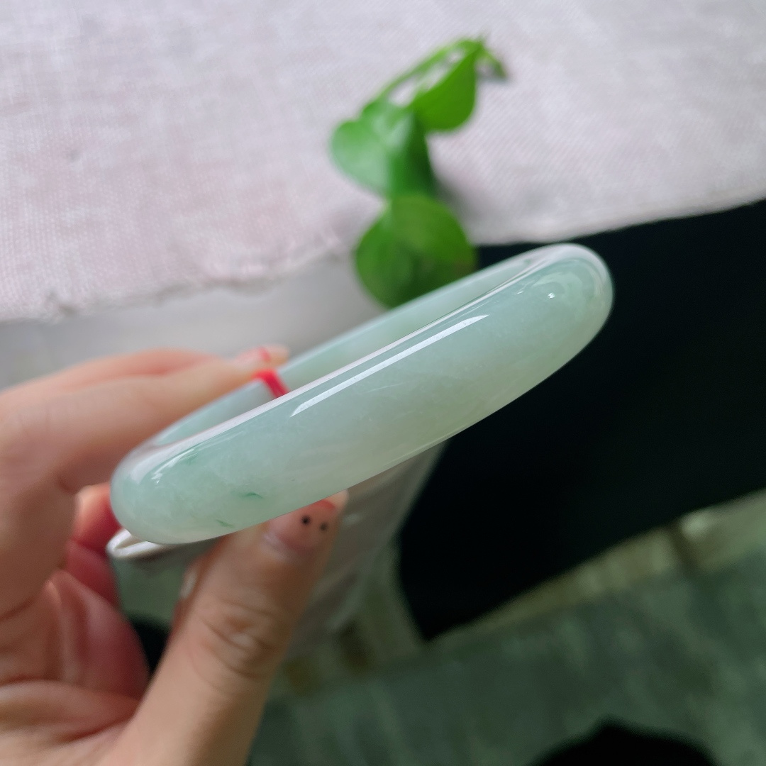 57.7/12.1/8.9，绿底飘花正圈，有纹，冰润底色萦绕灵动飘花，线条写意，上手尽显温婉优雅。ss54199a。