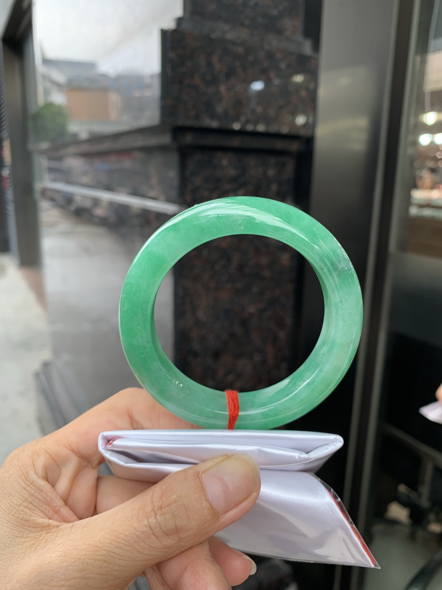 满绿正圈 54.2-9.5-13.3 0719-53-61 打灯细纹，底妆水润，满圈果阳绿鲜艳青翠，色泽均匀分布，举手投足之间散发出来的贵气感