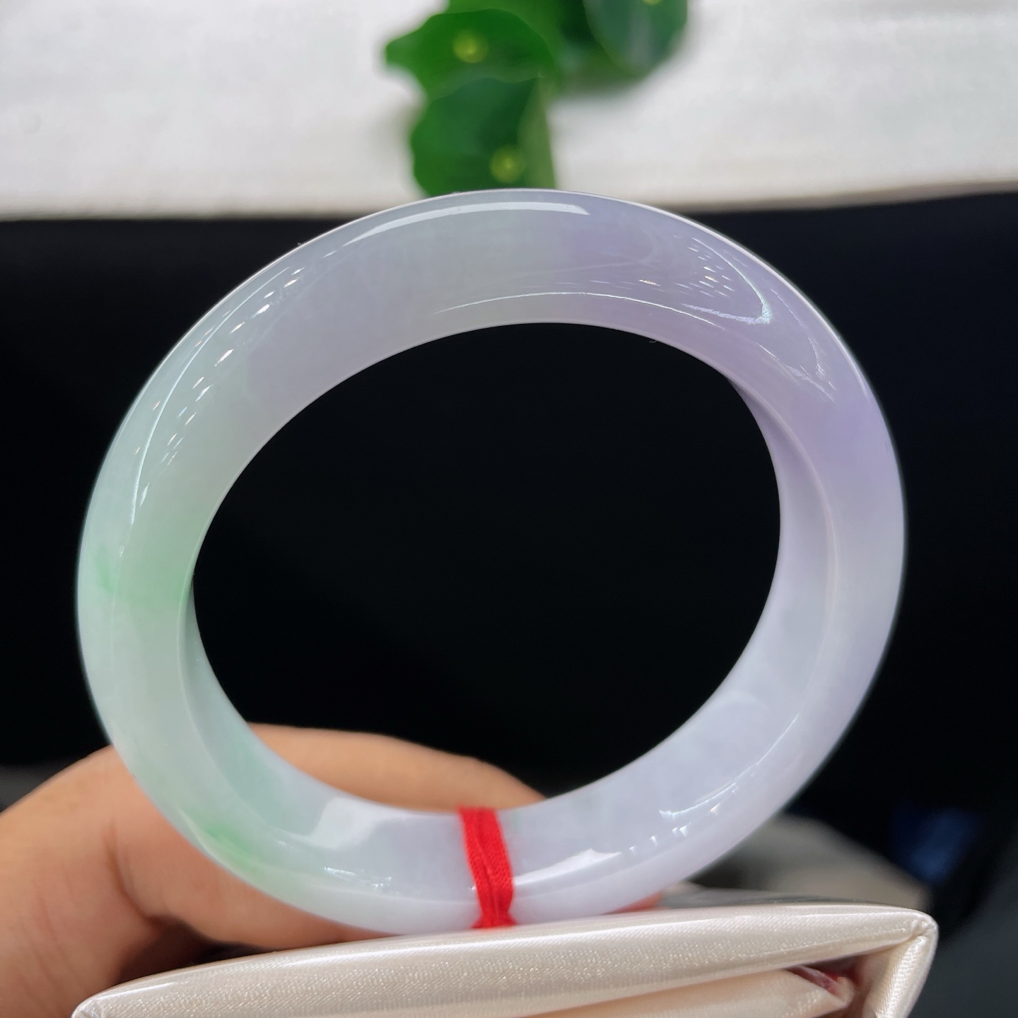 圈口54.5/12.2/8.6，冰种春带彩正圈，54/55可戴，素玉凝浅紫，翠色落清腕，无裂