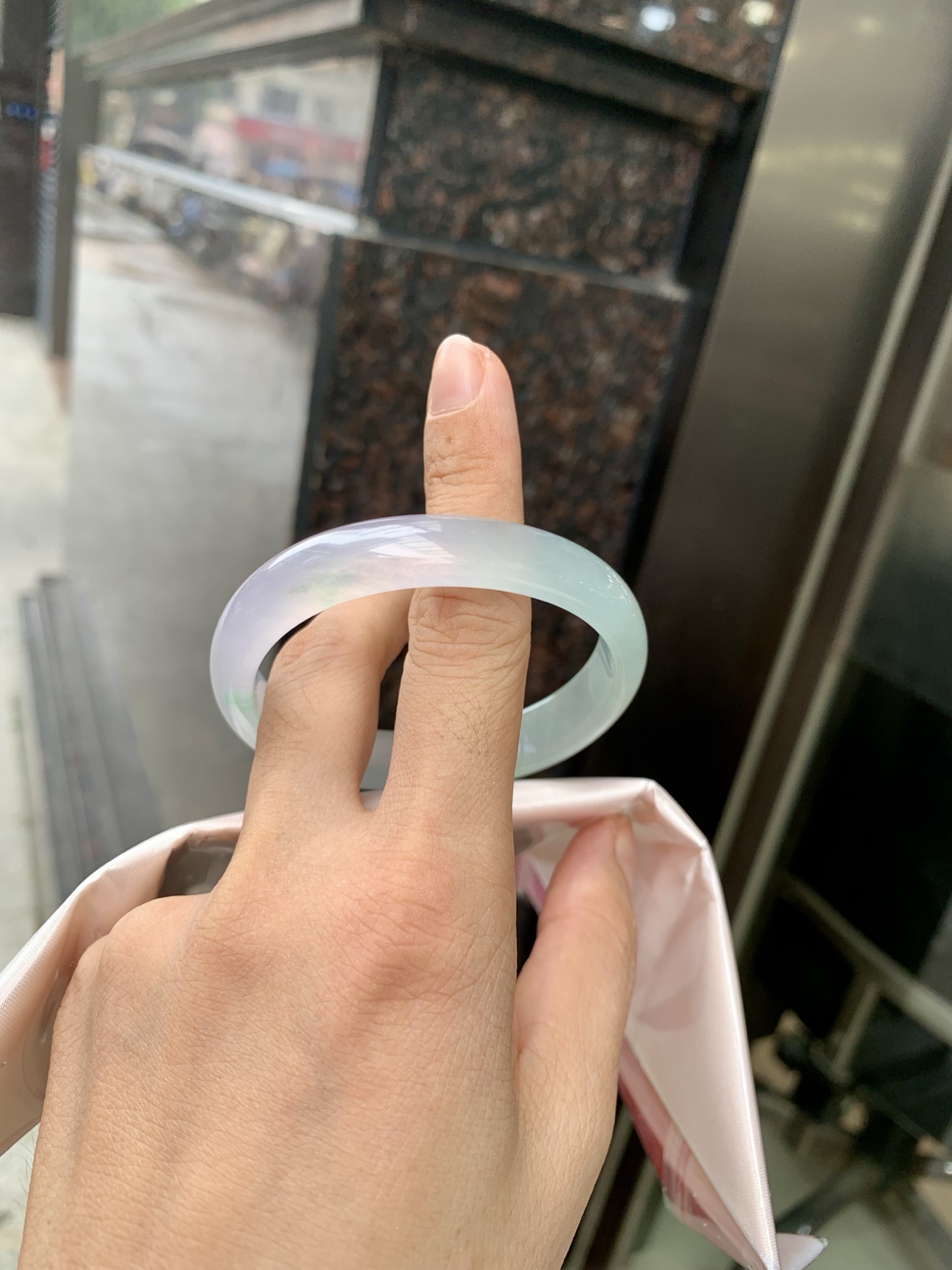 冰春彩贵妃 54.5-46-5.7-10.8 0719-4A168 无裂，底妆冰透，谁能拒绝一只自带春日滤镜的春彩镯啊，一抹金丝绿，像雾里的新芽，冰润细腻，上手温柔到骨子里，把整个春天的诗意都戴在手上。
