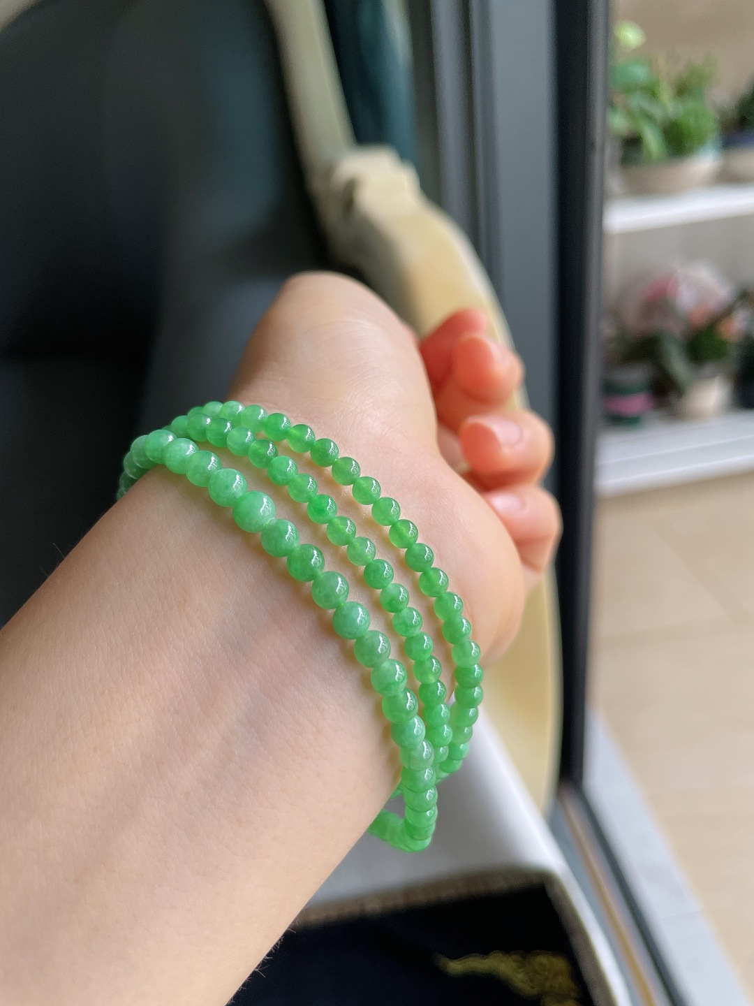 ️，天然翡翠A货，冰满绿珠链，尺寸：3.5-4.5mm146颗。【编3725】