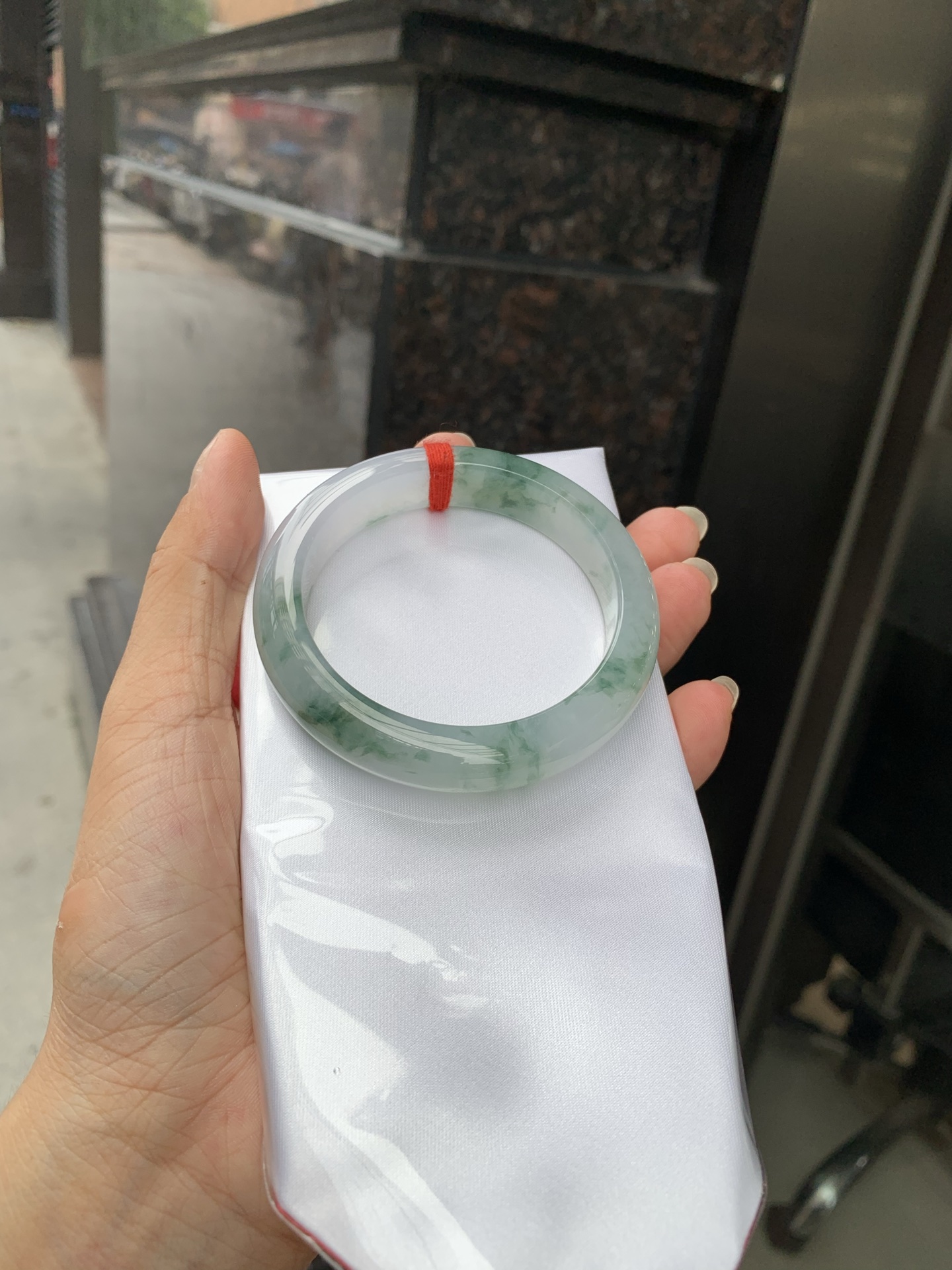 冰飘花正圈 0719-53-33 打灯棉线，底妆水润，冰底中开出了朵朵蓝花，飘花灵动飘逸，勾勒出一幅唯美诗意的山水意境画，古典优雅又秀气