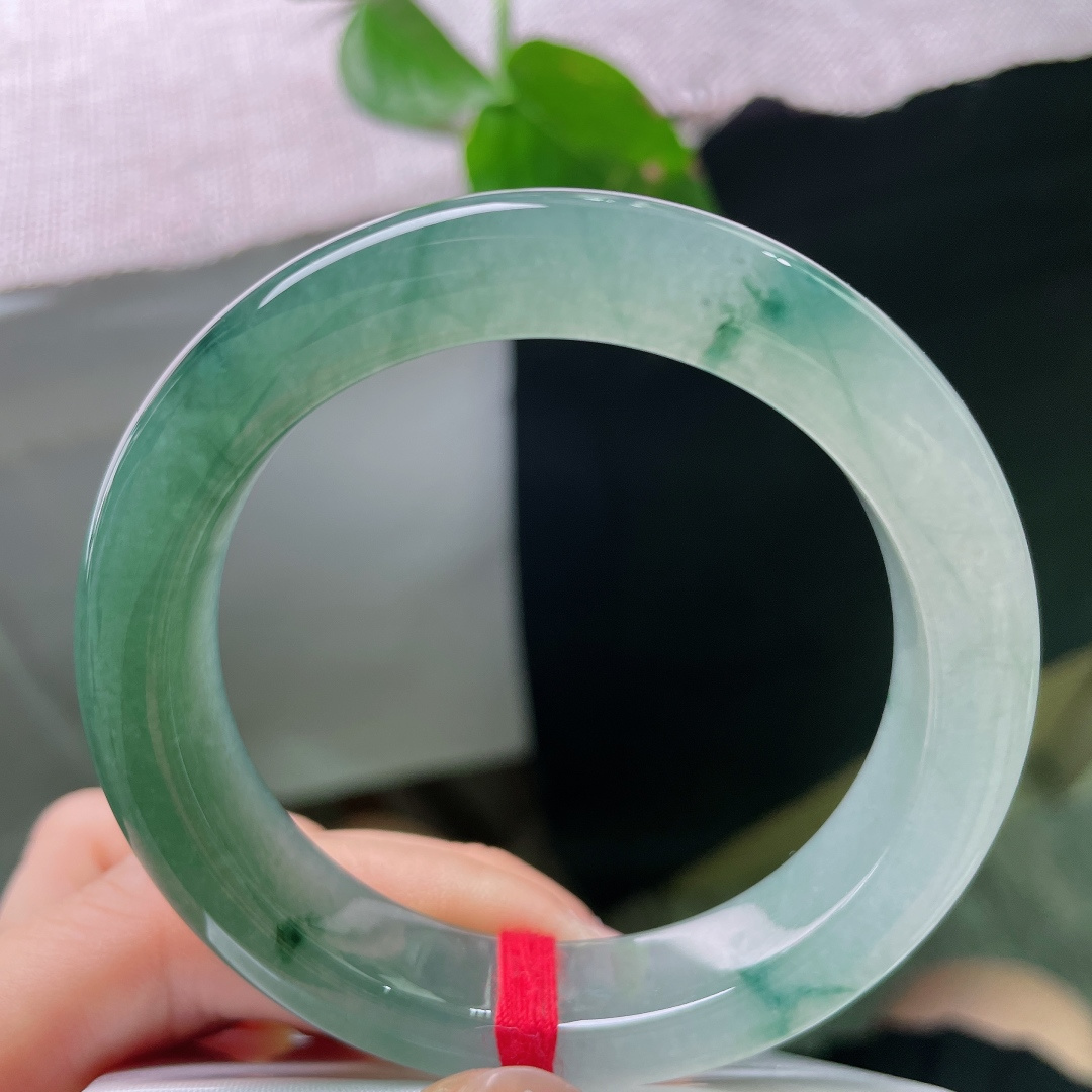 54.6/12.3/9.1，油青正圈，飘花点缀，颜色由浅入深过渡，渐入佳境的感觉，种老。内纹不显，56150a